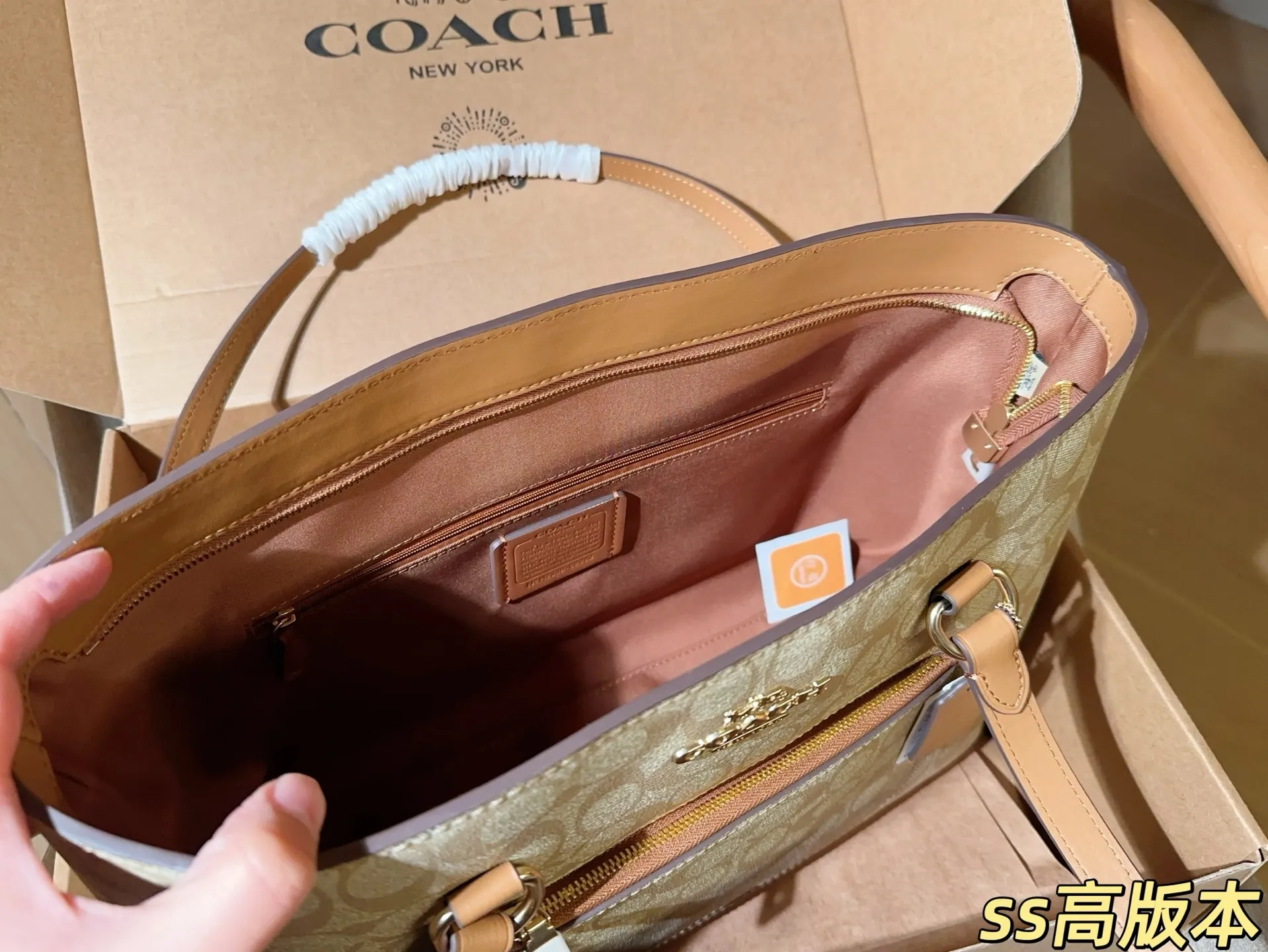 💰205 高版本 Coach蔻驰 gallary 笑脸拉链托特包!拉链封口,正面有拉链分层,经典logo老花,容量大,很实用! 尺寸36×26×13 礼盒包装🎁