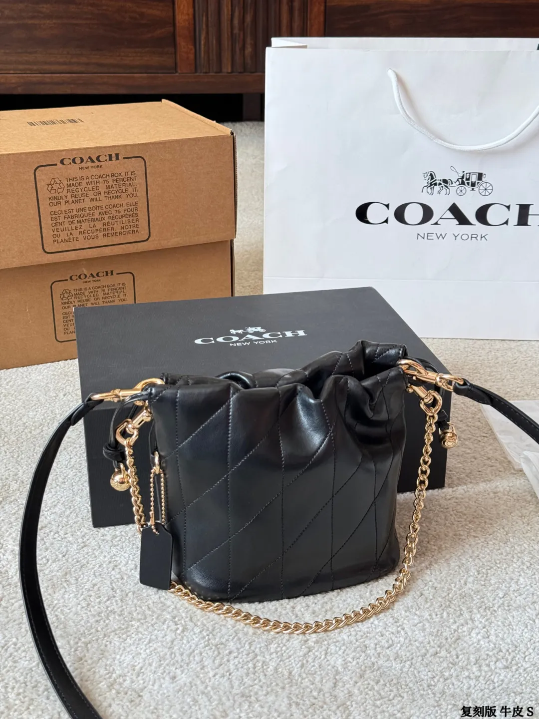 复刻版牛皮 p195 Coach Faye迷你抽绳水桶包 Coach Faye迷你抽绳水桶包,奶白色全皮+金属链条,简约优雅又百搭!抽绳设计超灵活,链条可调节,手提、单肩、斜挎都OK,通勤休闲都能驾驭。包身小巧但容量实用,手机、口红、钥匙轻松收纳。柔软皮质+褶皱细节,质感满分,秋冬搭配裙子或牛仔裤都很出彩,温柔又俏皮,是穿搭点睛之选 尺寸 18 15cm