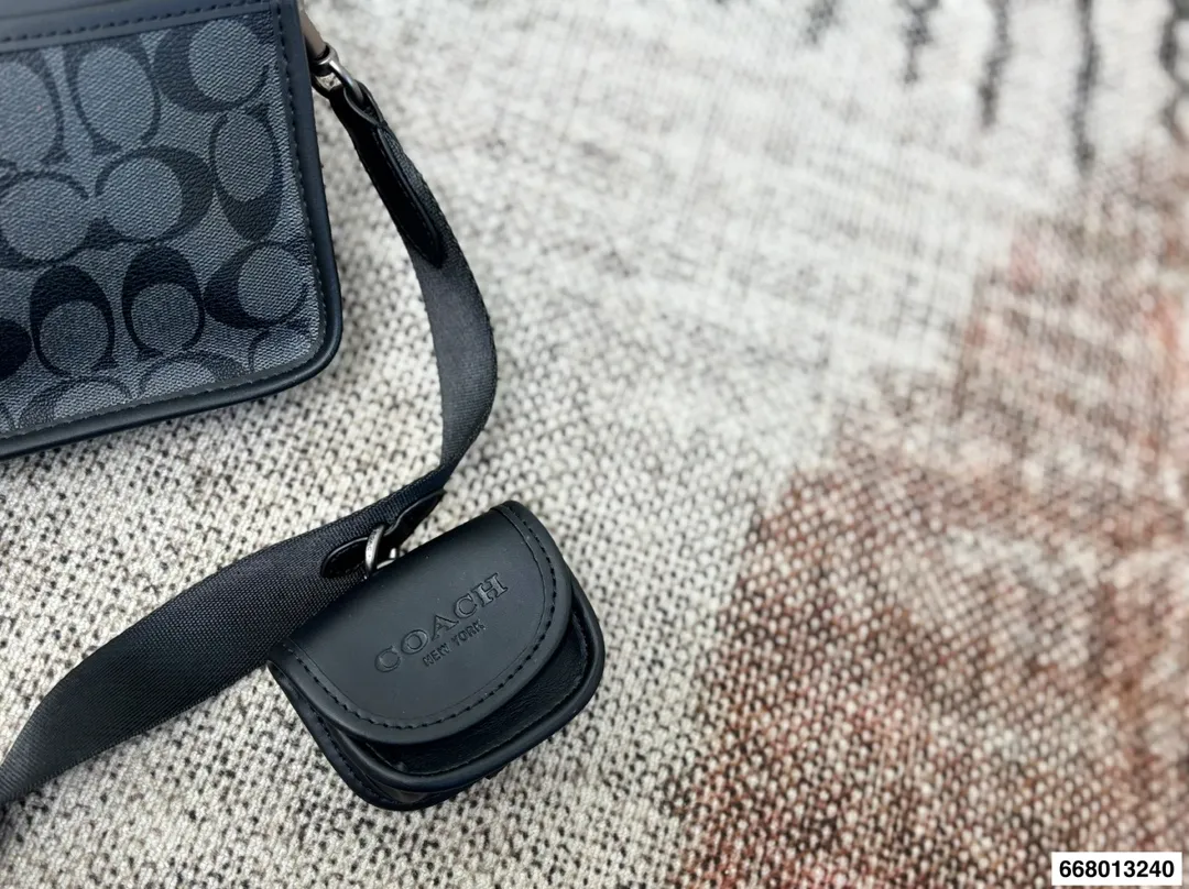 p140配礼盒 Coach男士相机包 拉链斜挎包 也可以拆掉肩带当手包 也可以背在胸前当胸包 多种背法 尺寸24.15