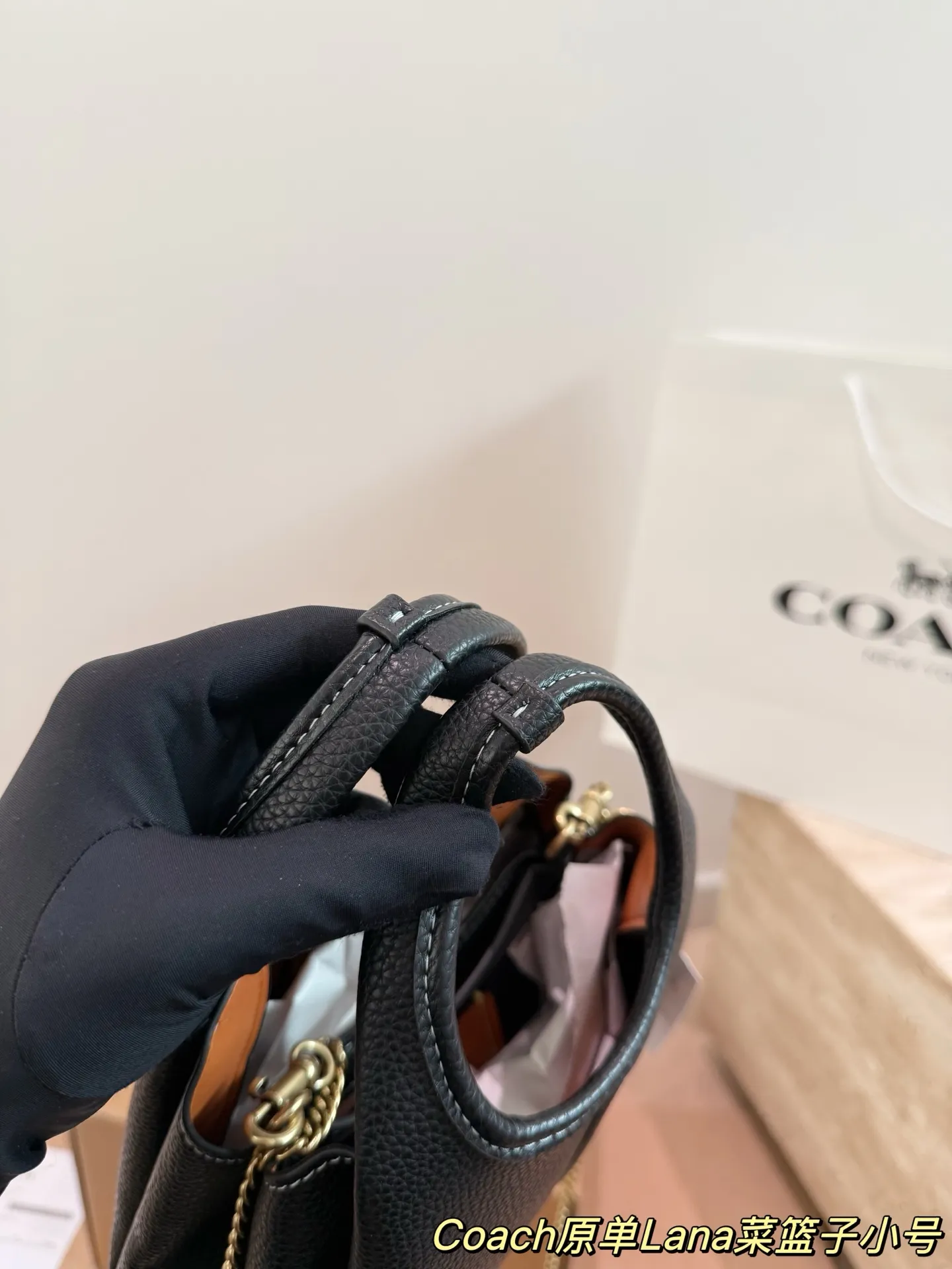 P165 COACH LANA 23号单肩包​​ 👜COACH LANA 23号单肩包，荔枝纹头层牛皮，手感柔软耐用，浅灰调超百搭，通勤休闲都能轻松驾驭✨。小巧尺寸，手提斜挎随心切换，内部隔层方便收纳手机、钥匙、口红等日常小物。金色C字Logo点缀，低调又有辨识度，简约优雅风格，秋冬大衣、针织衫都能轻松搭配，实用又时髦！ 尺寸16cm