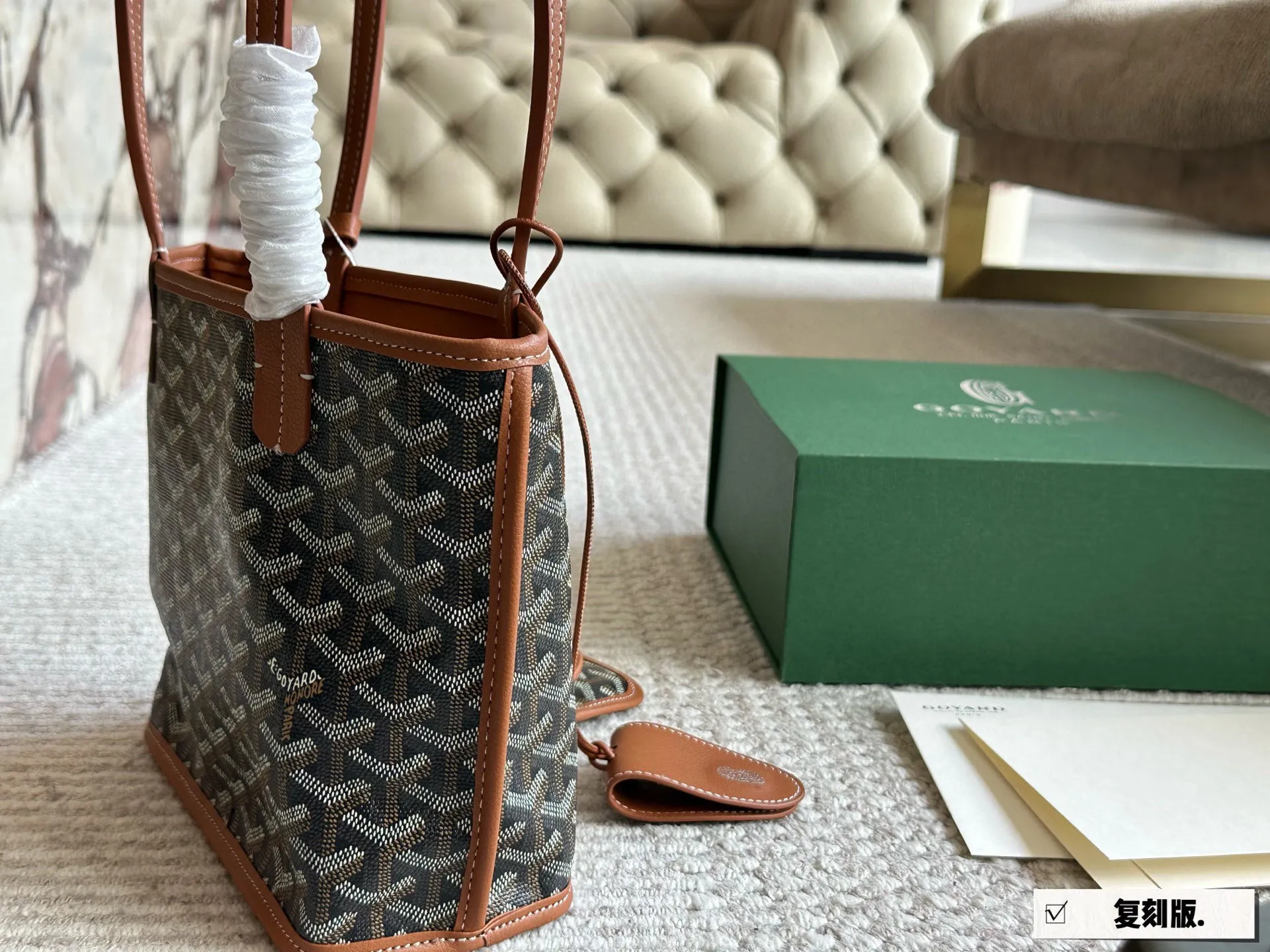 复刻版 💰155 配盒 size:20*19cm 戈雅购物袋🛍️ 属于这个季节的迷你购物袋 完美1:1定制 Goyard狗牙红色限定 实物真的很有质感, 新年本命包!