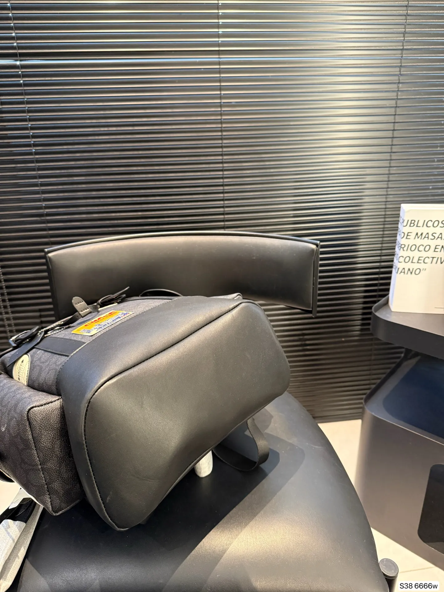 P240 蔻驰双肩包这款双肩背包可手提 可双肩，出众的实用性，充满了都市气息的同时，又不失优雅与温柔，满满的设计感在这个包上体现得淋漓尽致，无论是日常使用还是出差旅行都是非常不错的选择。尺寸29 43货号6666