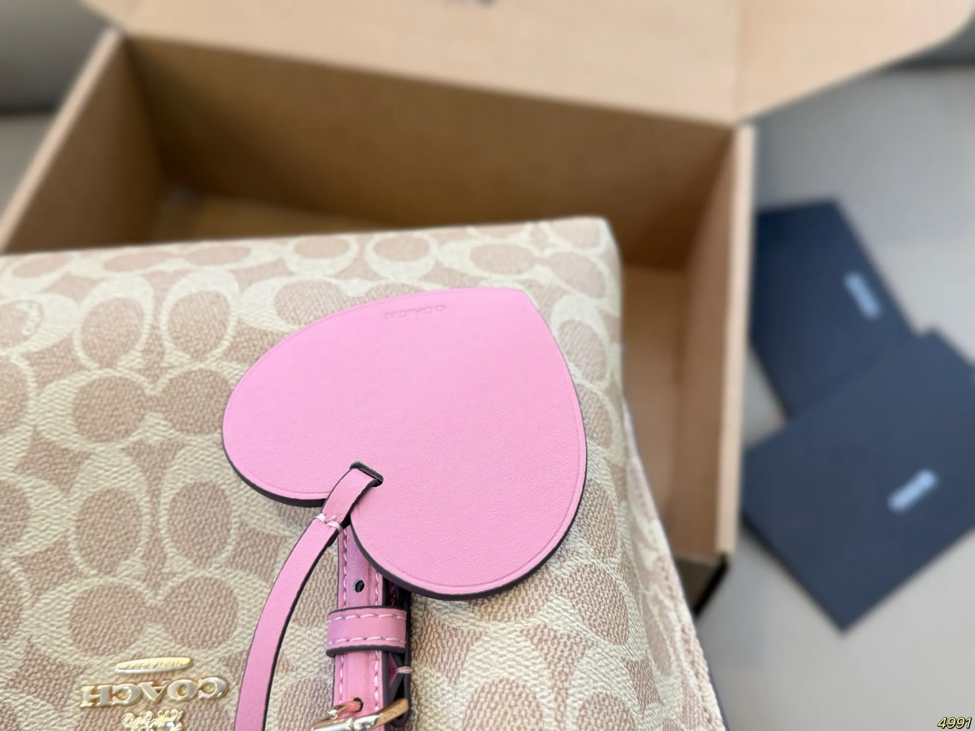 ¥180飞机盒 Coach 蔻驰托特包购物袋🛍️ 沈梦辰小姐姐身上背的今年 coach的新款 复古设计 简洁大方 特别有质感 官网预售中 随性好背 爱了爱了~ 尺寸25 20