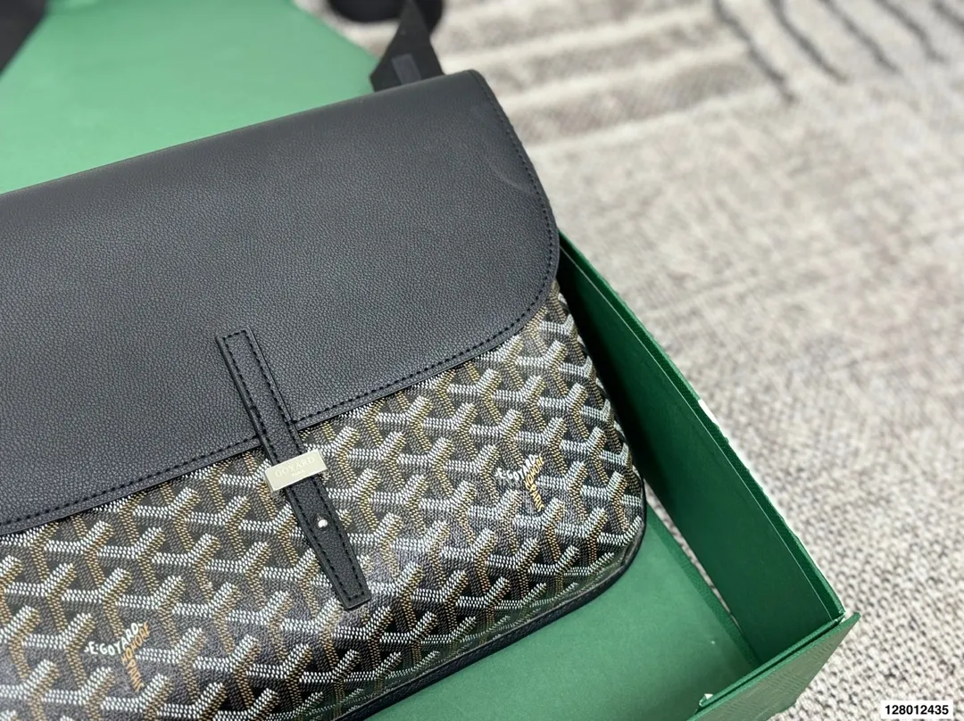 P165 配折叠盒子 戈雅邮差包 作为一个女生，每次出的男包都好看到我想拥有!它是一只扁身邮差哦，包包肩带的扣子是在包身背面的所以斜挎起来时更贴合身体骑行爬山背它也完全OK真的一点都不累赘 尺寸：32 26 货号440