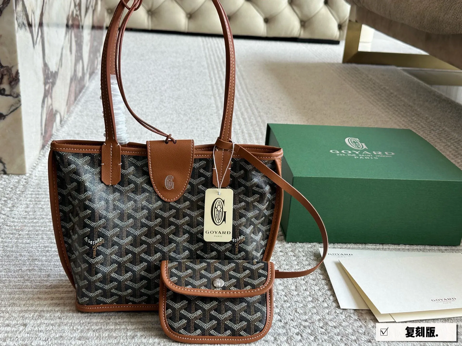 复刻版 💰155 配盒 size:20*19cm 戈雅购物袋🛍️ 属于这个季节的迷你购物袋 完美1:1定制 Goyard狗牙红色限定 实物真的很有质感, 新年本命包!