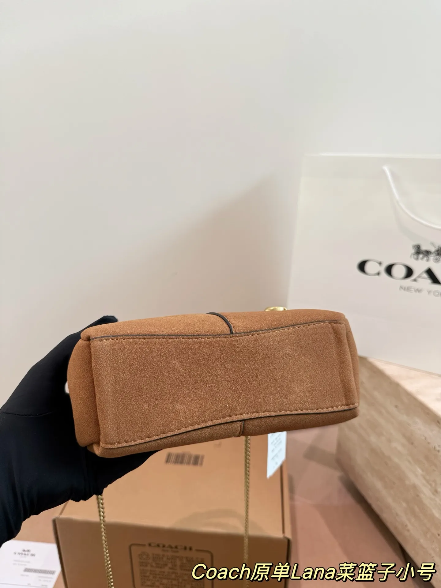 P180 P165 COACH LANA 23号单肩包 👜COACH LANA 23号单肩包,荔枝纹头层牛皮,手感柔软耐用,浅灰调超百搭,通勤休闲都能轻松驾驭✨。小巧尺寸,手提斜挎随心切换,内部隔层方便收纳手机、钥匙、口红等日常小物。金色C字Logo点缀,低调又有辨识度,简约优雅风格,秋冬大衣、针织衫都能轻松搭配,实用又时髦! 尺寸23cm16cm