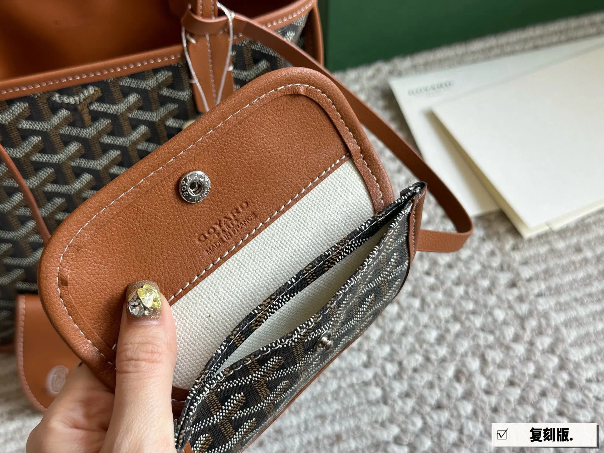 复刻版 💰155 配盒 size:20*19cm 戈雅购物袋🛍️ 属于这个季节的迷你购物袋 完美1:1定制 Goyard狗牙红色限定 实物真的很有质感, 新年本命包!