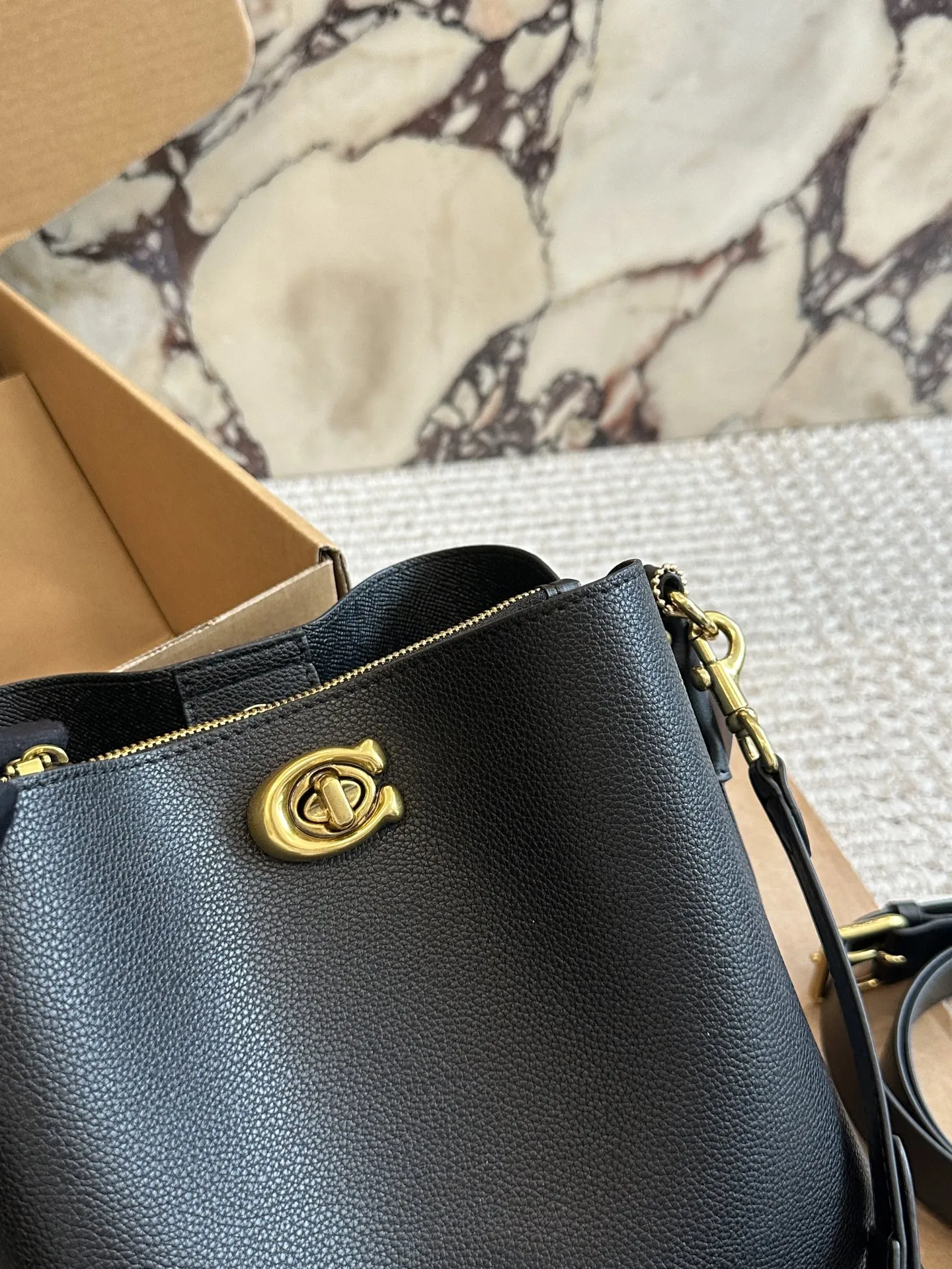 p170 蔻驰Coach|经 典耐看的比入款水桶包 @Coach蔻驰Willow Bucket水桶包 蔻驰入门款,经典耐看 搭配通勤,休闲搭配,精致裙装 容量可收纳小防晒伞,补妆用品 充电宝,车钥匙。,手机圃 米白色包包搭配奶茶色肩带简约不失搭配层次感的经典款23×22