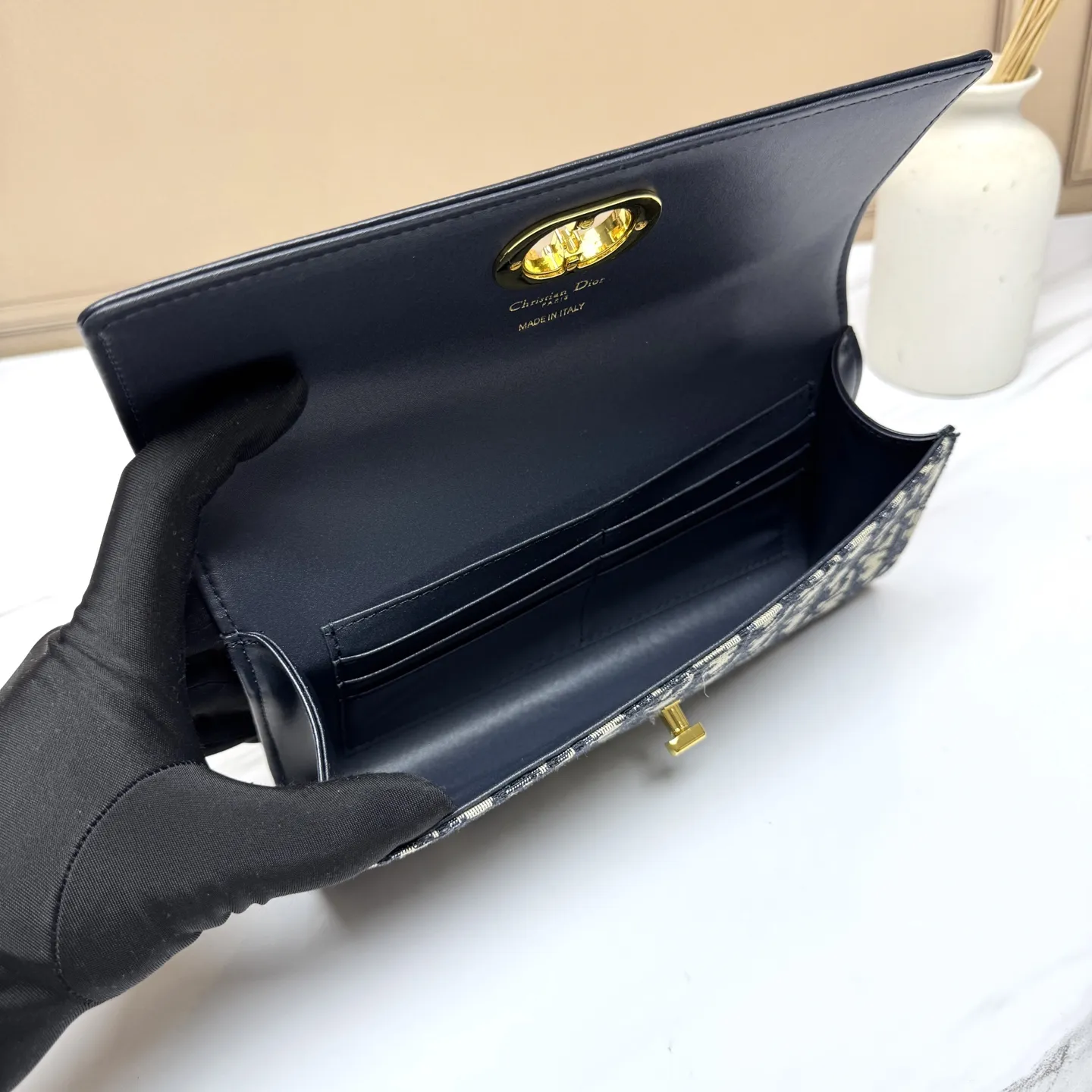 💰205包邮‼️ CE 秋冬系列新品TEEN LOLA 登场 ✅奶昔好物推荐 📖 凯旋门家族又一封神作、黑金handle case 上线🈺 斜跨肩带🉑️延长至57cm,手柄设计拎起来非常千金感✴️ 恰到好处的精致感,小巧又实用,堪称造型王者 秋冬衣櫉必备 尺寸:22*11*5cm