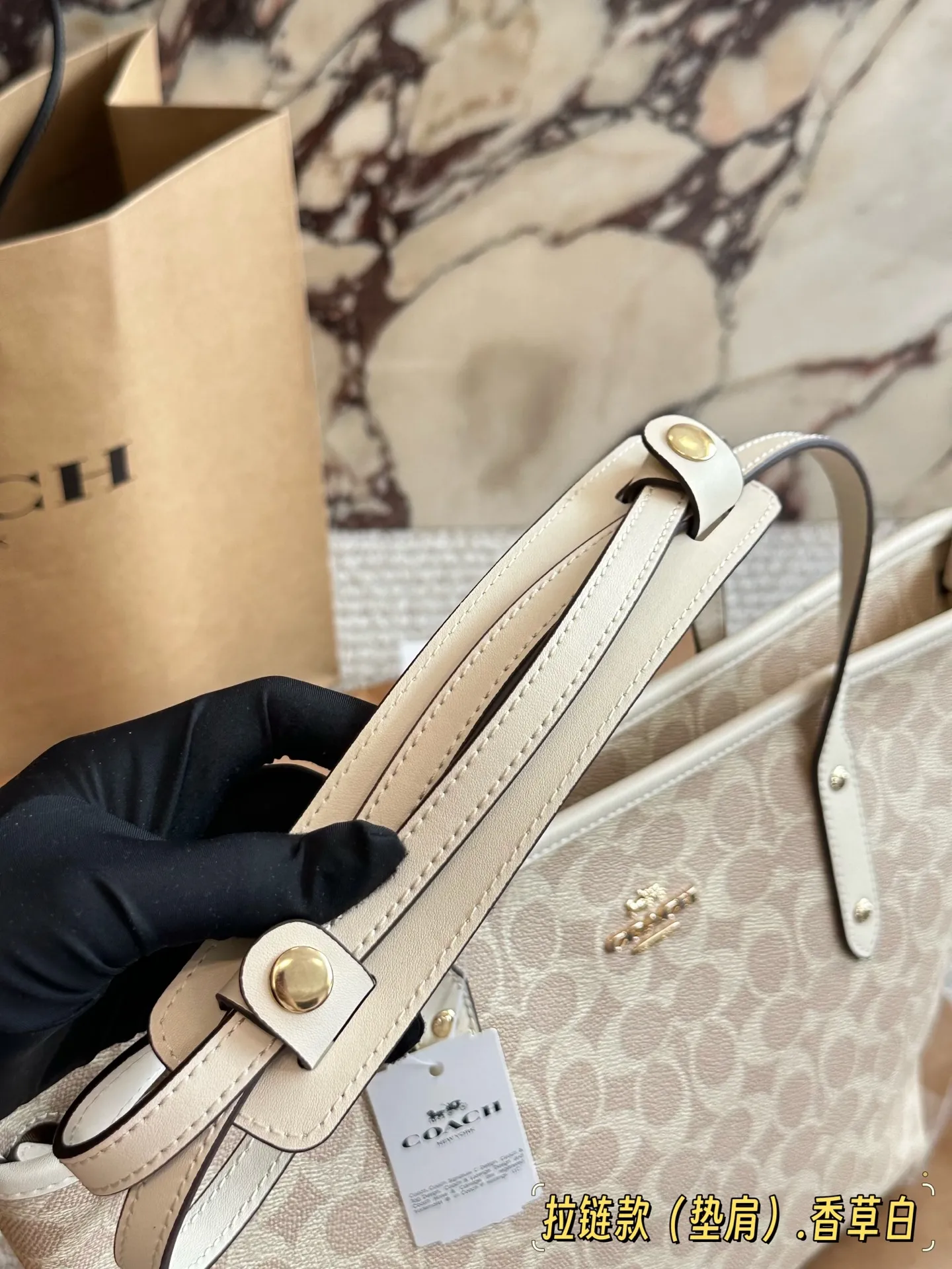 &yen;155 ✈️飞机盒 配礼品袋（垫肩款） size：底宽30上宽40*高35 c家 单面拉链款托特包/购物袋 大爆款 分分钟断货！ 搭配不同衣服 一年四季都可以用！ 搜索🔍coach 购物袋