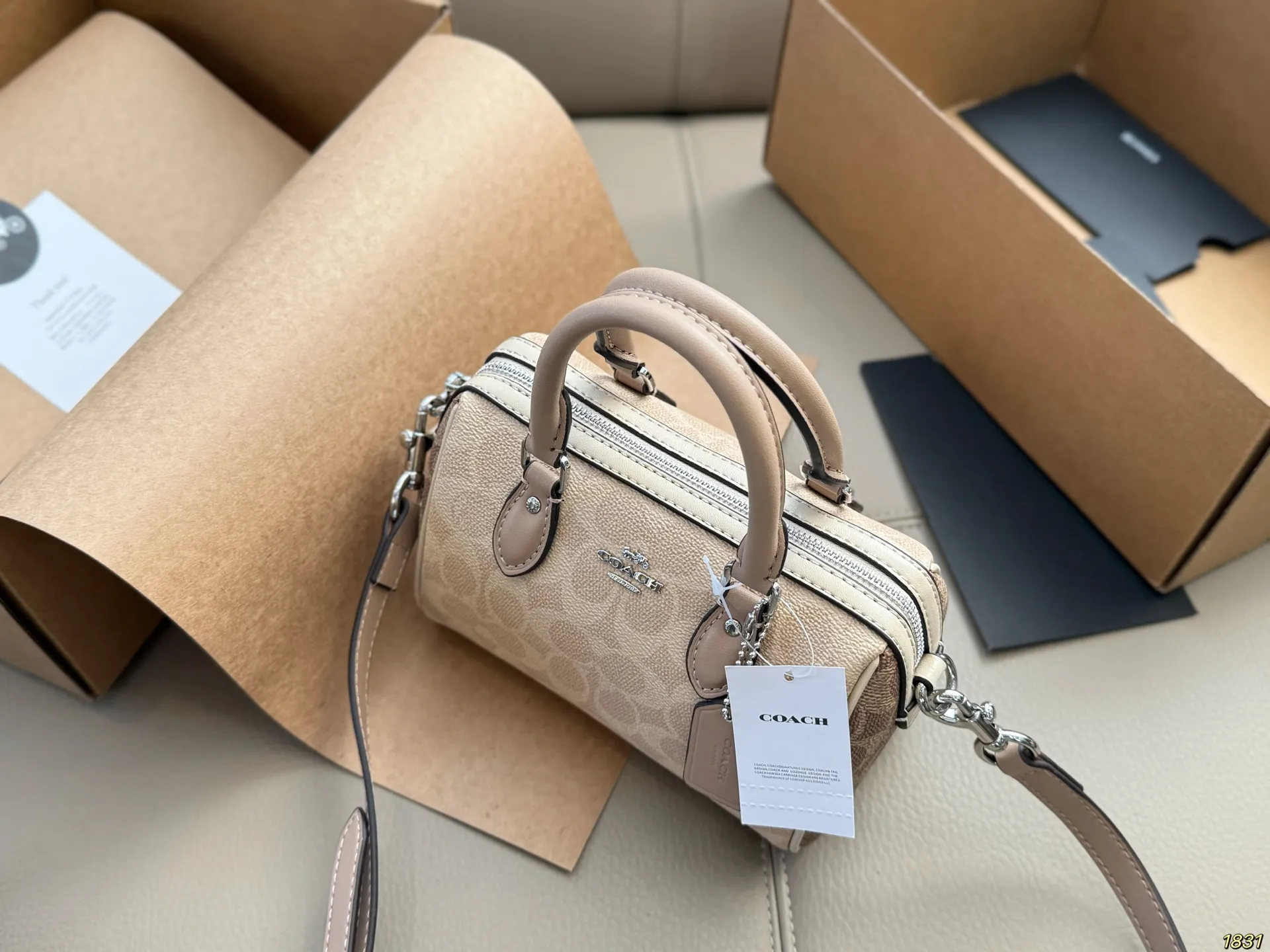 &yen;150飞机盒 coach蔻驰枕头包 经典设计 时尚百搭 容量是真的可 可手提 可斜挎 上身绝美 尺寸 17 12