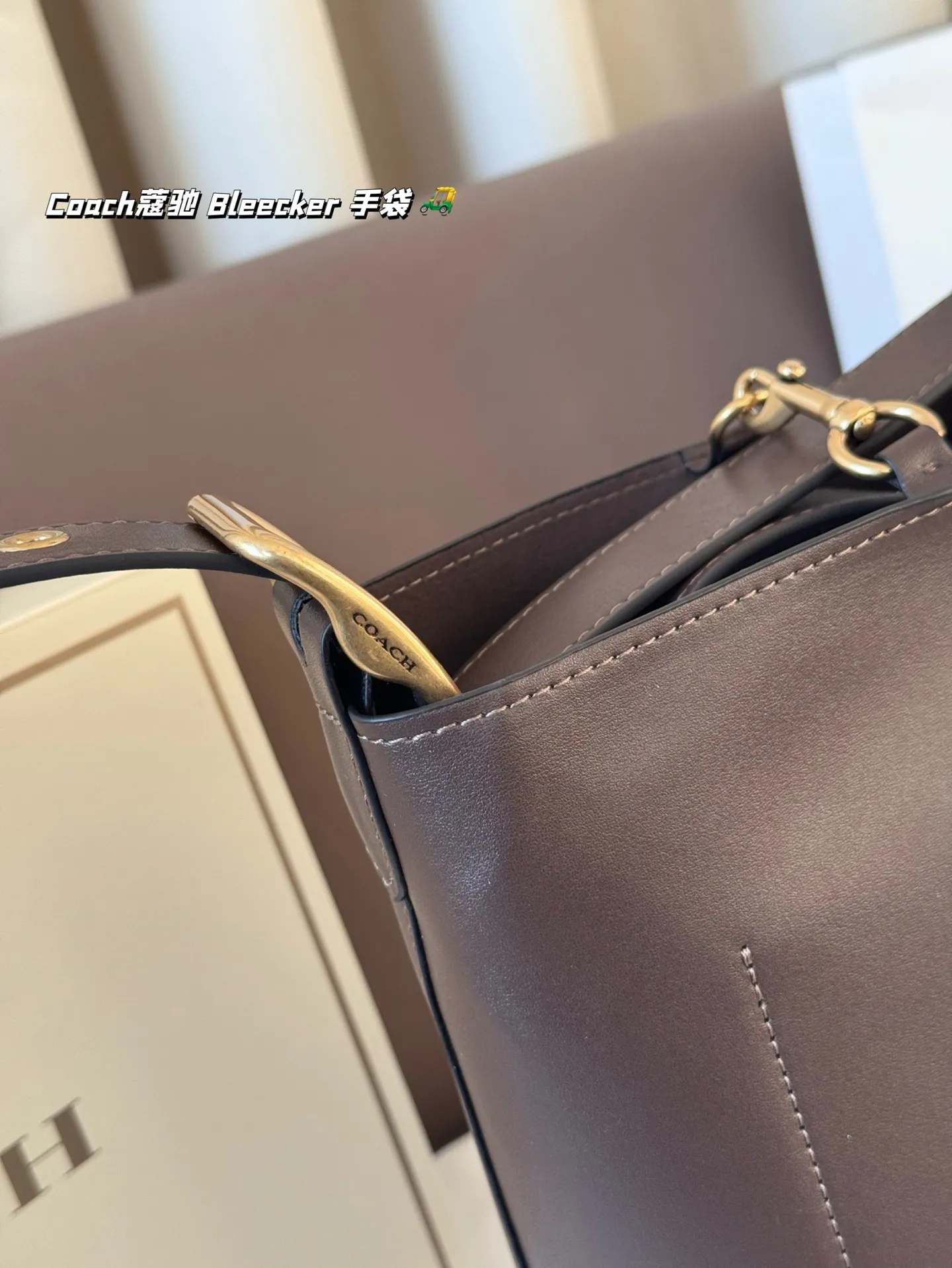 P155 Coach蔻驰| Bleecker 手袋 背上 Coach Bleecker手袋超柔软鞣制皮革质感满满简约百搭还什么都能装下 上班通勤也要处处保持时髦愈 尺寸 20*22