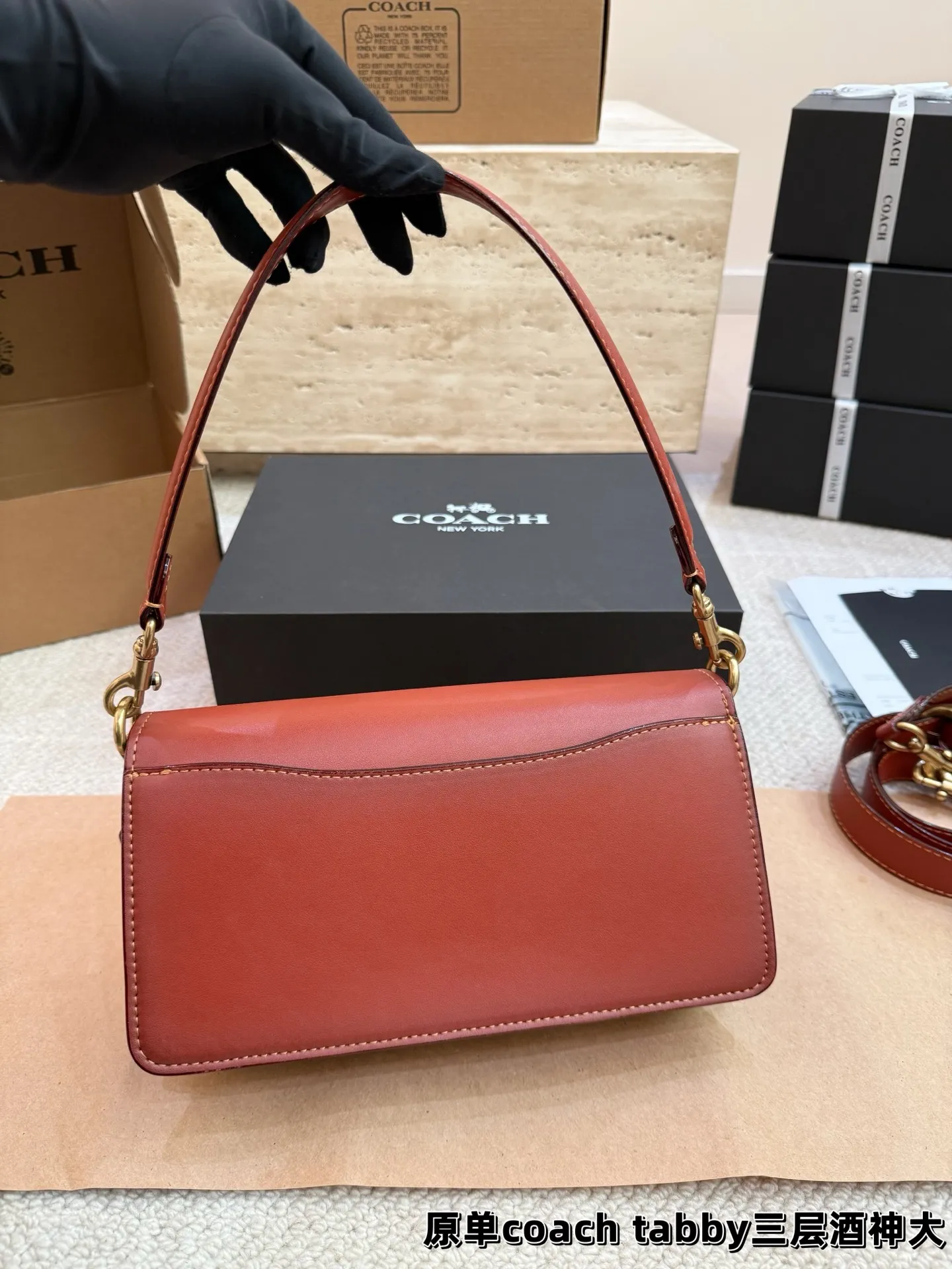 顶级原单P195 P190 新coach Tabby 三层酒神包 Coach 家酒神包Tabby手提包单肩斜挎包。让小姐姐第一眼看到就会爱上它。被誉为平价版小酒神包的蔻驰Tabby,复古又百搭,很受欢迎啊。五金扣厚实,整体精致小巧,还特别能装。每个包配一长一短两天可卸肩带,内部结构分层合理,中间一个带拉链的隔层小袋,把包分成三格,简直完美尺寸:26cm 20cm。这个尺寸觉得刚刚好合适,手提单肩斜挎都没有问题的!⚠️礼盒包装