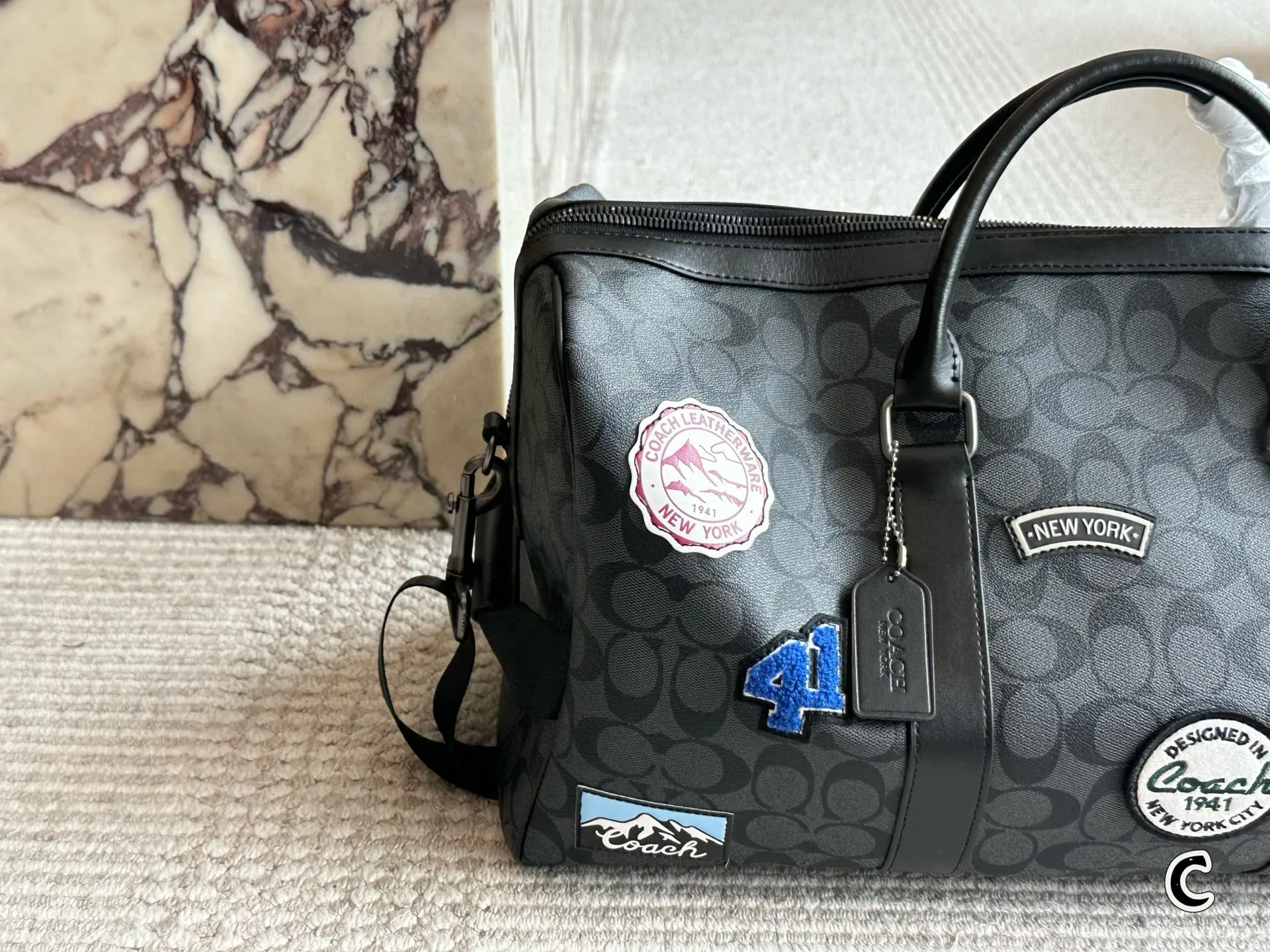 p180 男士必备COACH蔻驰旅行包 COACH蔻驰旅行包,通体采用PVC帆布涂层的材质,这种材质非常的耐磨、耐用,并且非常耐脏,非常适合我们用于健身或者短途的出差的使用,不但可以让自己的造型加分,功能性也很好同时还配备了长肩带,手拎、斜挎、单肩都是可以的,满足我们不同的一个着装 需求。#coach包包 45厘米