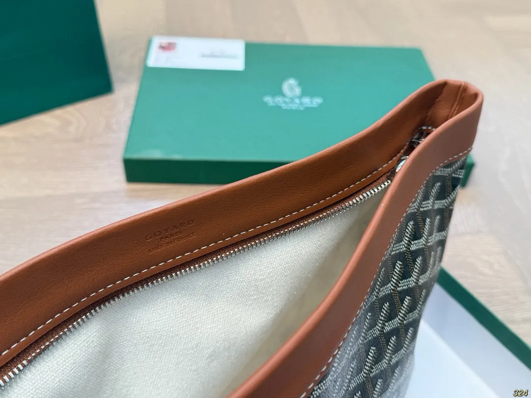 &yen;140配盒 戈雅Goyard 手拿包 时髦感一秒来袭 是美女们喜欢的调调～ 尺寸25 20