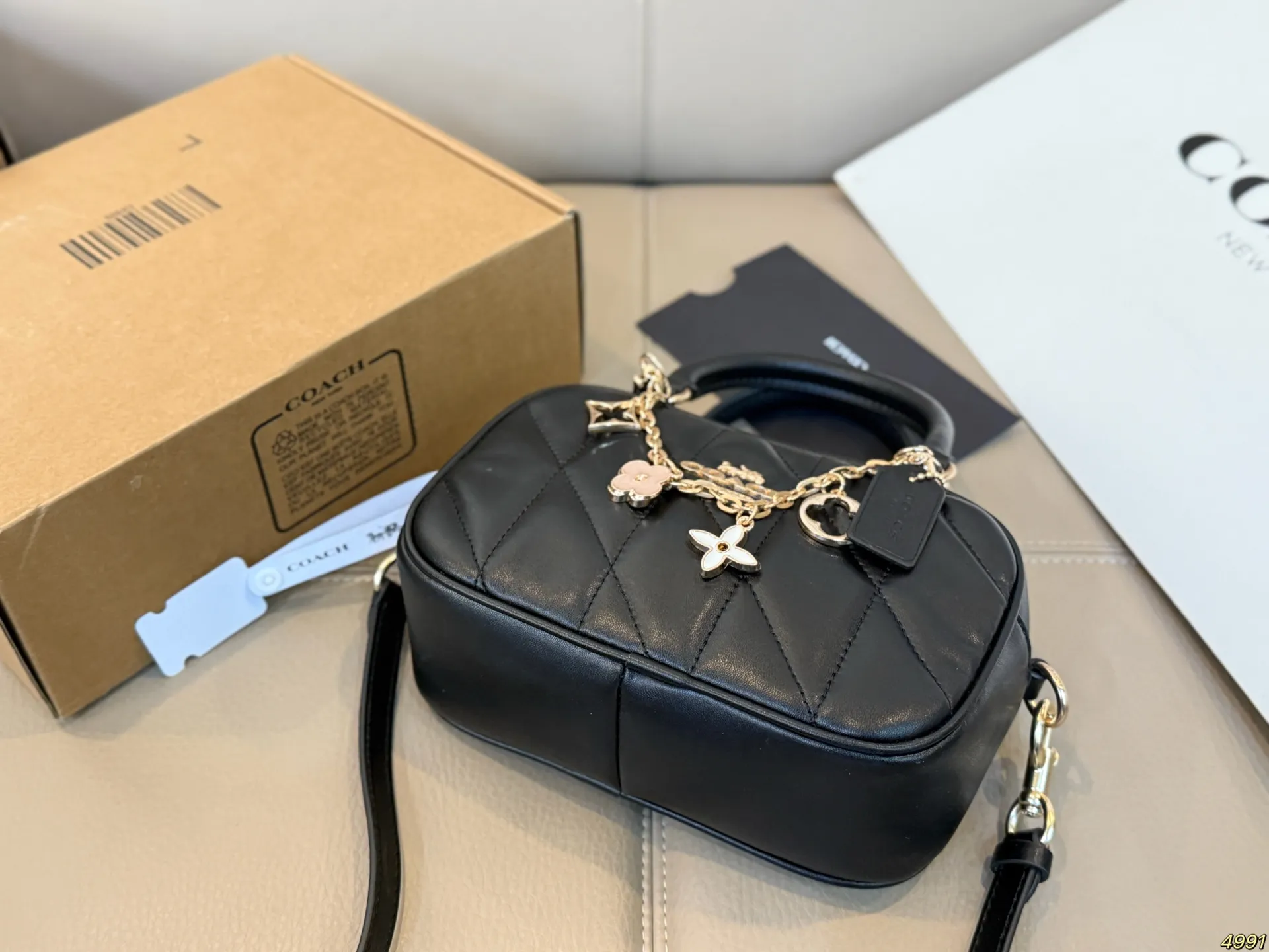 &yen;145飞机盒 蔻驰COACH 保龄球包 手提包 手提单肩斜挎皆可 简直无法拒绝 超显气质 高级感十足 集美必入款 尺寸20 12