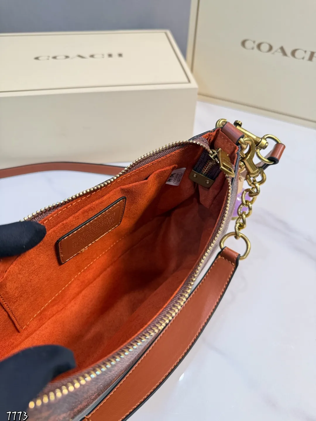 ❤️p145（礼盒包装）❤️ coach开挂啦！真的很好看 蔻驰willow迷你 质感超级强 夏日穿搭少不了的腋下小包哦 搜索🔍coach蔻驰 size: 24.13cm