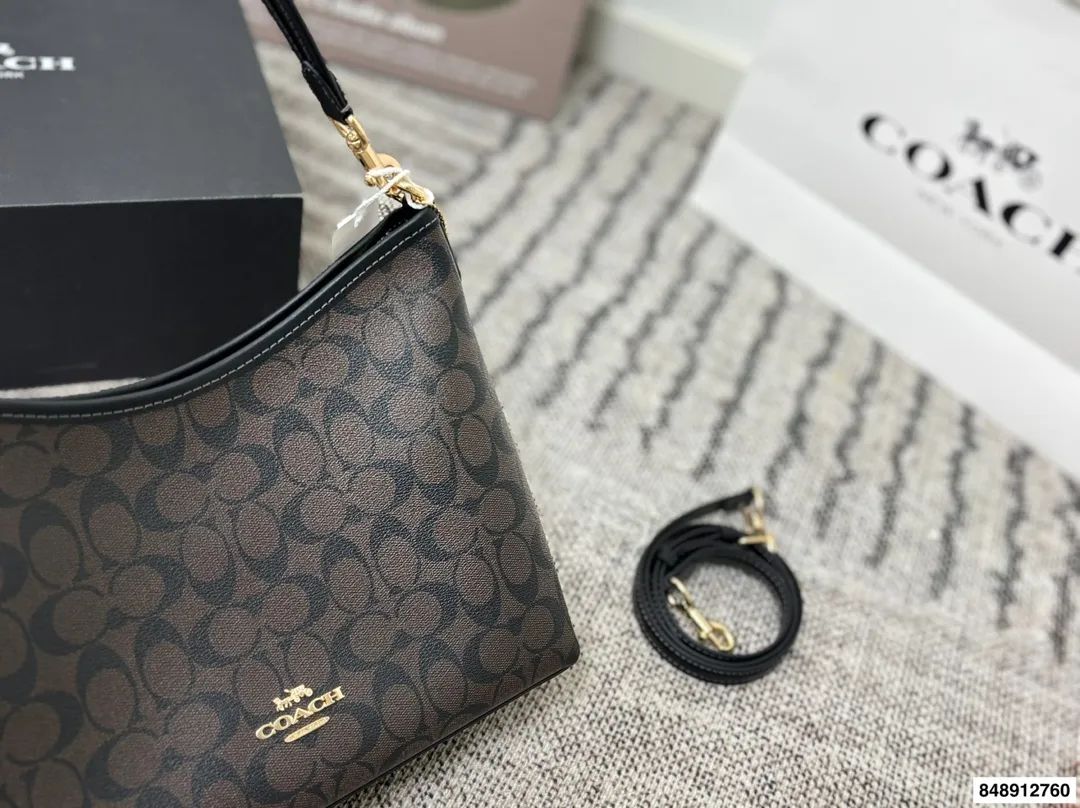 p190 配礼盒 蔻驰 新款laurel流浪包真的绝美 随性慵懒轻松拿捏 一长一短两条肩带 单肩斜挎手提腋下背 都可以随意百搭 内部有带拉链的侧兜可以用来放重要物品！ 尺寸：30*25