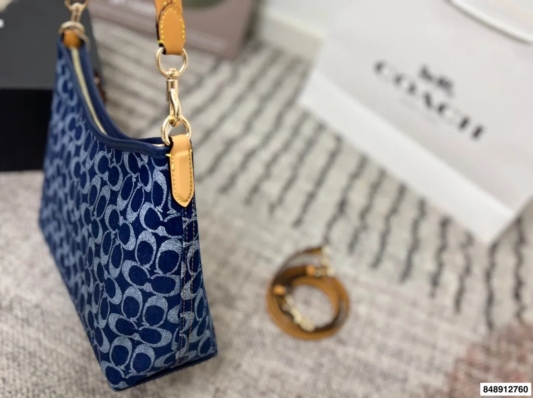 p190 配礼盒 蔻驰 新款laurel流浪包真的绝美 随性慵懒轻松拿捏 一长一短两条肩带 单肩斜挎手提腋下背 都可以随意百搭 内部有带拉链的侧兜可以用来放重要物品! 尺寸:30*25