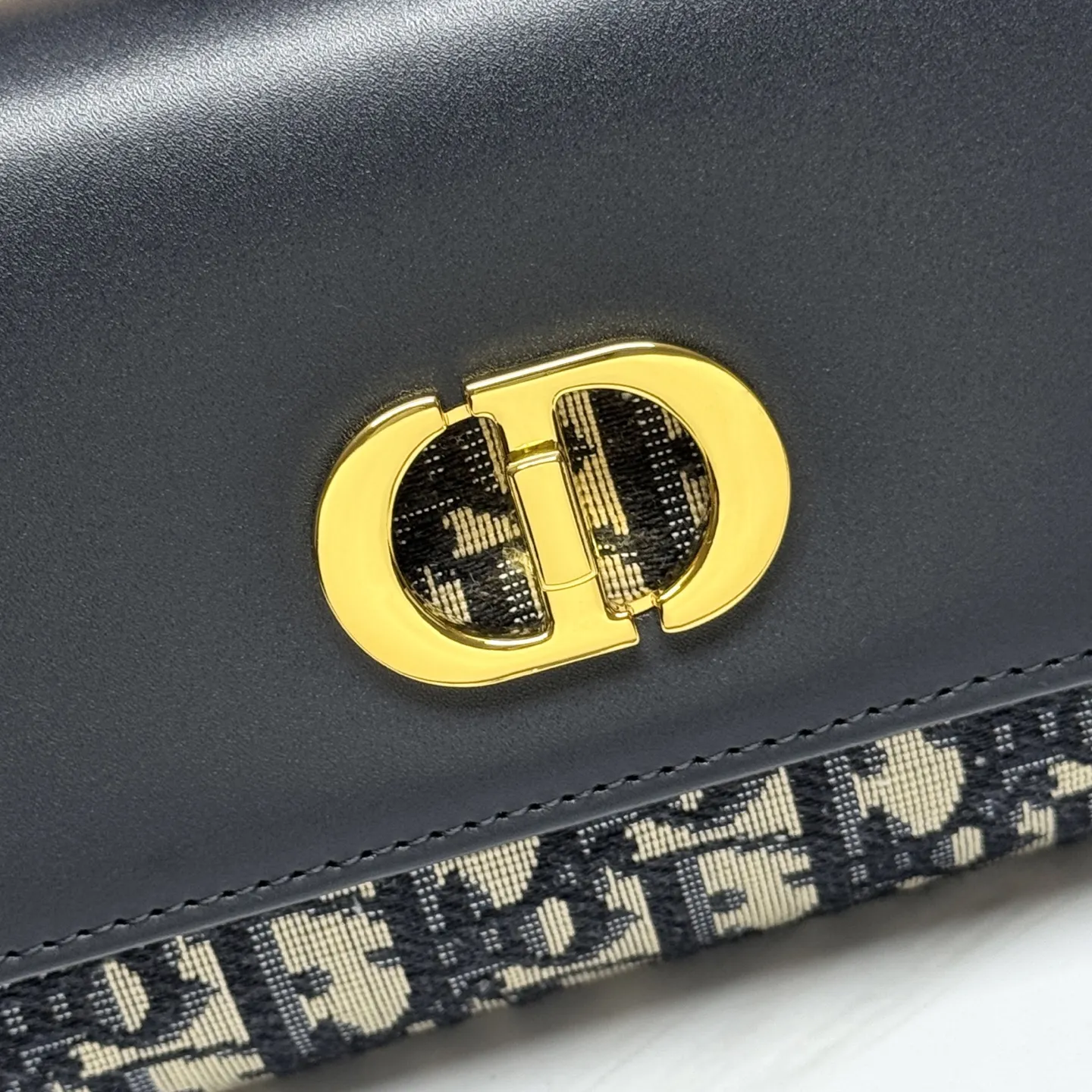 💰205包邮‼️ CE 秋冬系列新品TEEN LOLA 登场 ✅奶昔好物推荐 📖 凯旋门家族又一封神作、黑金handle case 上线🈺 斜跨肩带🉑️延长至57cm,手柄设计拎起来非常千金感✴️ 恰到好处的精致感,小巧又实用,堪称造型王者 秋冬衣櫉必备 尺寸:22*11*5cm