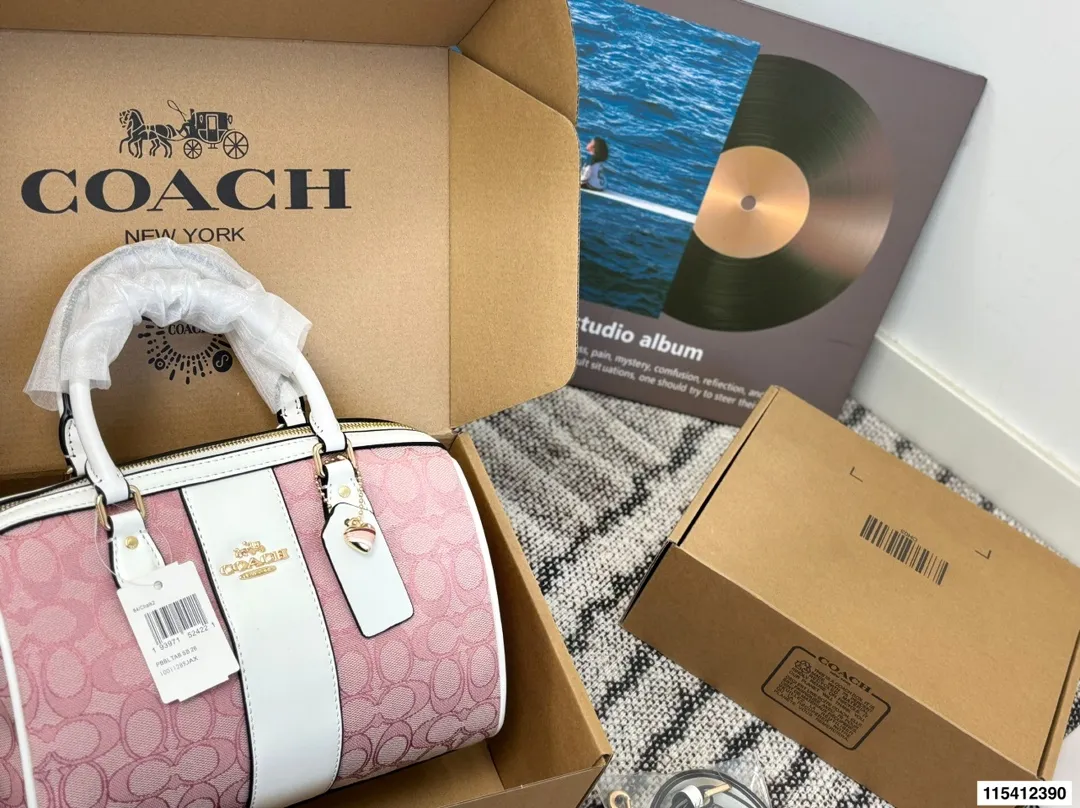 p150飞机盒 coach蔻驰枕头包 时尚百搭容量是真的可 可手提 可斜挎 上身绝美 尺寸 25 16