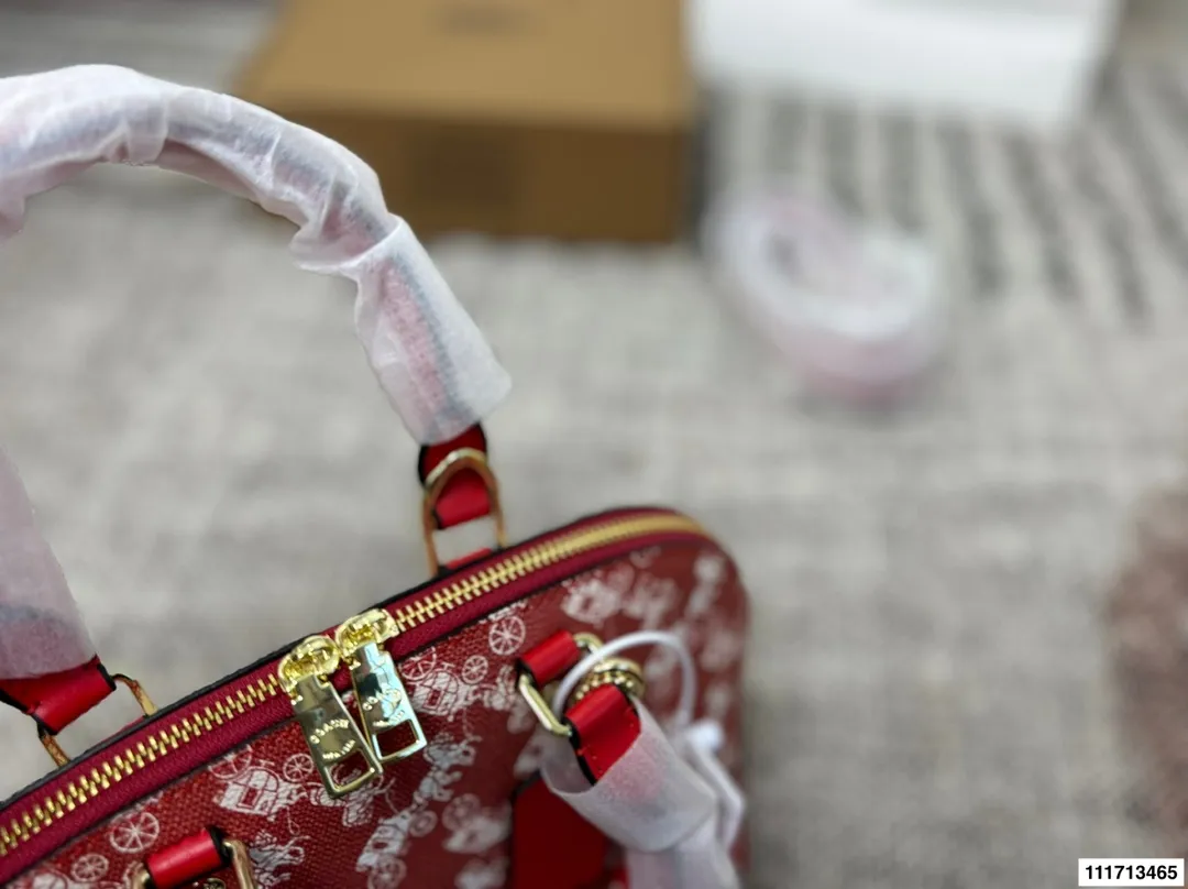 P165配礼盒 Coach蔻驰贝壳包， 贝壳作为通勤包，圆润的包身让人觉得与众不同，特别优雅。可以手提可以斜挎的多用设计，大容量的内里空间，爱了爱了。 尺寸25*19