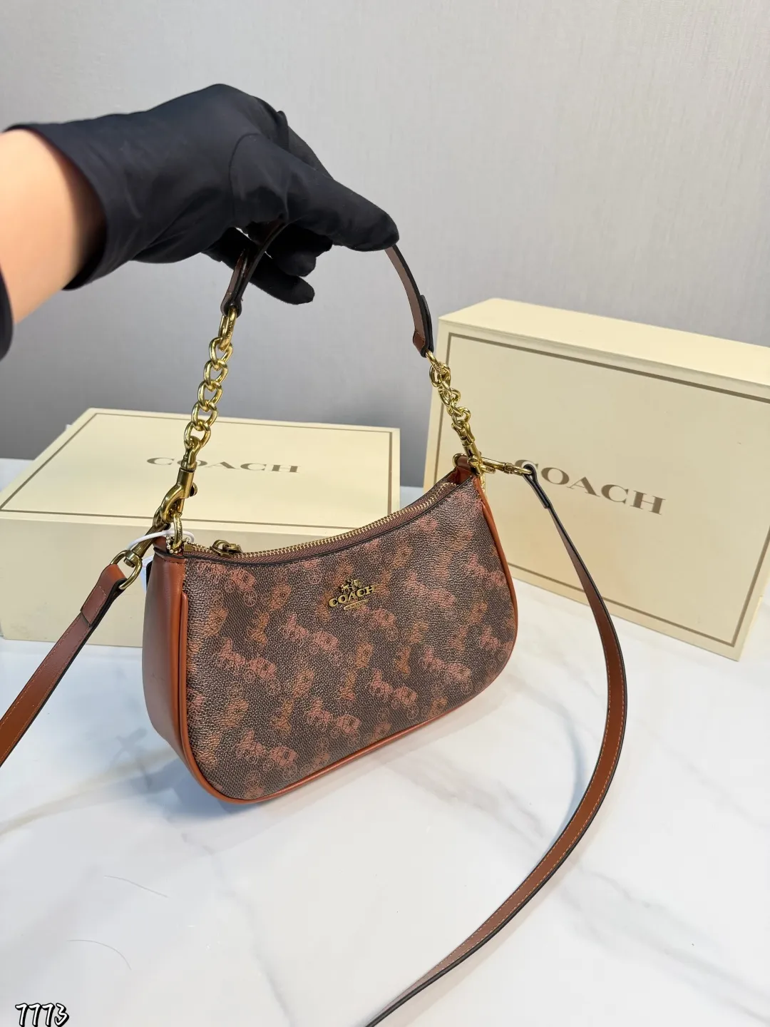 ❤️p145(礼盒包装)❤️ coach开挂啦!真的很好看 蔻驰willow迷你 质感超级强 夏日穿搭少不了的腋下小包哦 搜索🔍coach蔻驰 size: 24.13cm