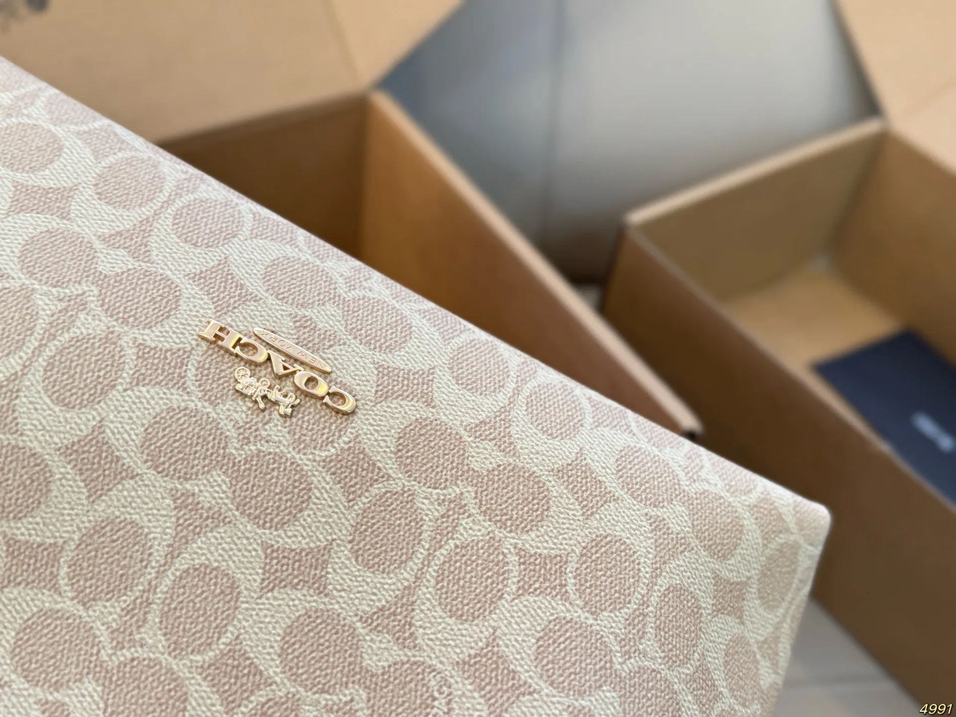 ¥175飞机盒 蔻驰COACH腋下包 配长肩带 单肩斜挎皆可 颜色搭配很有复古的感觉 高级又不失优雅超有氛围感 通勤 休闲 约会通通可搭 尺寸29 20