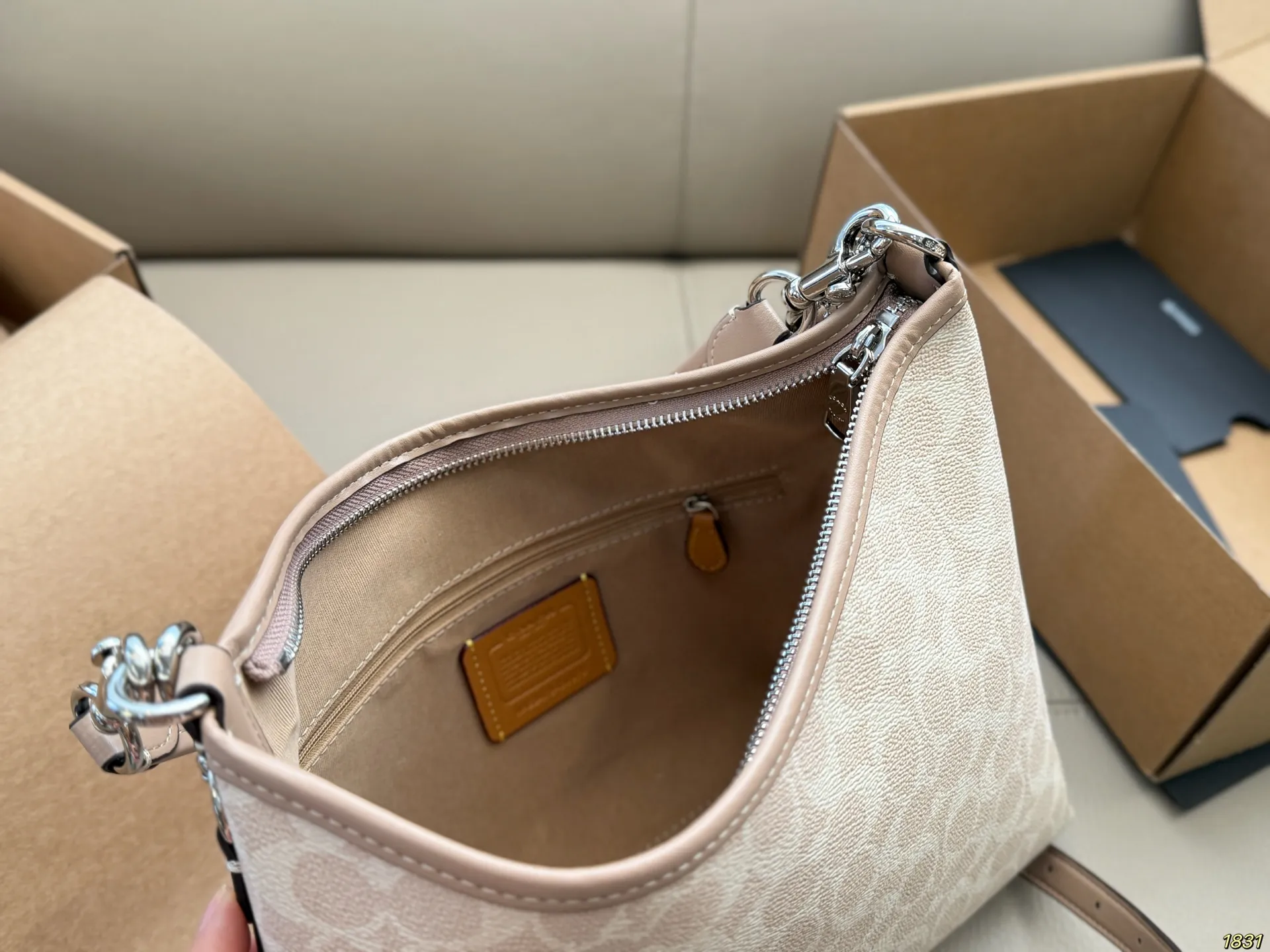 &yen;160/&yen;140飞机盒 蔻驰COACH腋下包 配长肩带 单肩斜挎皆可 颜色搭配很有复古的感觉 高级又不失优雅超有氛围感 通勤 休闲 约会通通可搭 尺寸29 20/19 13