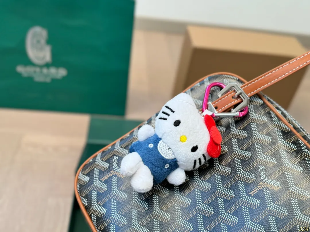 ¥140折叠盒 戈雅Goyard腋下包 拥有新包就拥有好心情! 简单的穿搭永远不过时,舒服随性耐看! 点亮一下整体造型 实在太好看了!实物太美丽了! 果然是一只实用又时髦百搭的包!!! 尺寸23 19