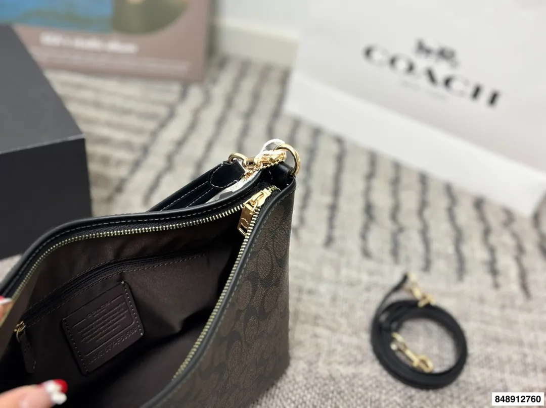 p190 配礼盒 蔻驰 新款laurel流浪包真的绝美 随性慵懒轻松拿捏 一长一短两条肩带 单肩斜挎手提腋下背 都可以随意百搭 内部有带拉链的侧兜可以用来放重要物品! 尺寸:30*25