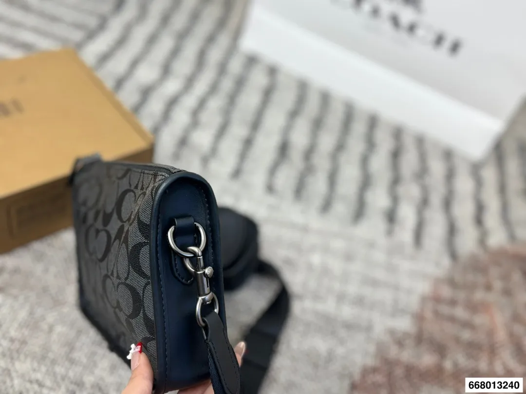 p140配礼盒 Coach男士相机包 拉链斜挎包 也可以拆掉肩带当手包 也可以背在胸前当胸包 多种背法 尺寸24.15