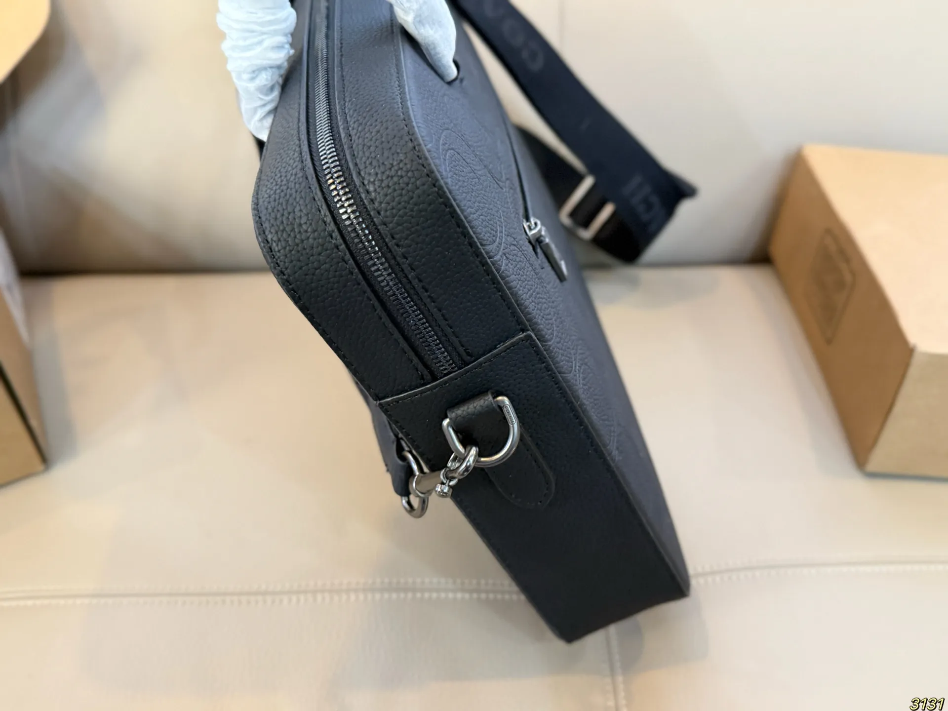 印花¥300压花¥320 蔻驰coach男士公文包 上身又酷又时尚容量超级可 任何风格都可轻松驾驭 尺寸38 27