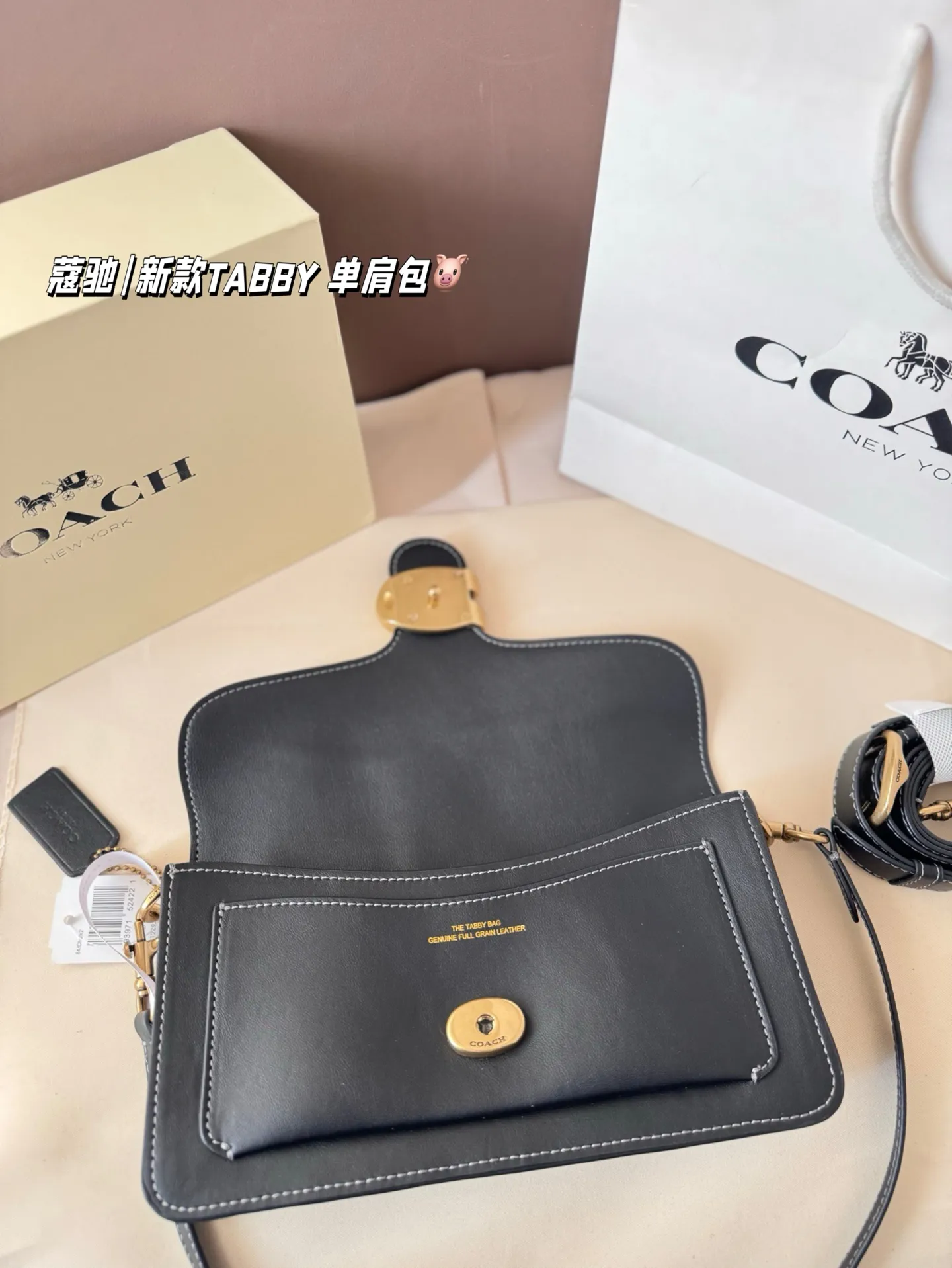 P195 配折叠盒 新罗蔻驰|新款TABBY 单肩包 本季的 Tabby 包 真的绝了! 触感柔软到上头~ 采用 Natural Grain 自然纹路皮革, 皮质更薄、更软,垂坠感特别自然, 背起来就是那种很松弛又很酷的 随性氛围感,真的太飒了! 这次推出的全新配色也超级适合秋冬, 低调高级、耐看又显气质。 属于那种越看越上头的颜色!🍂✨ 尺寸26*14