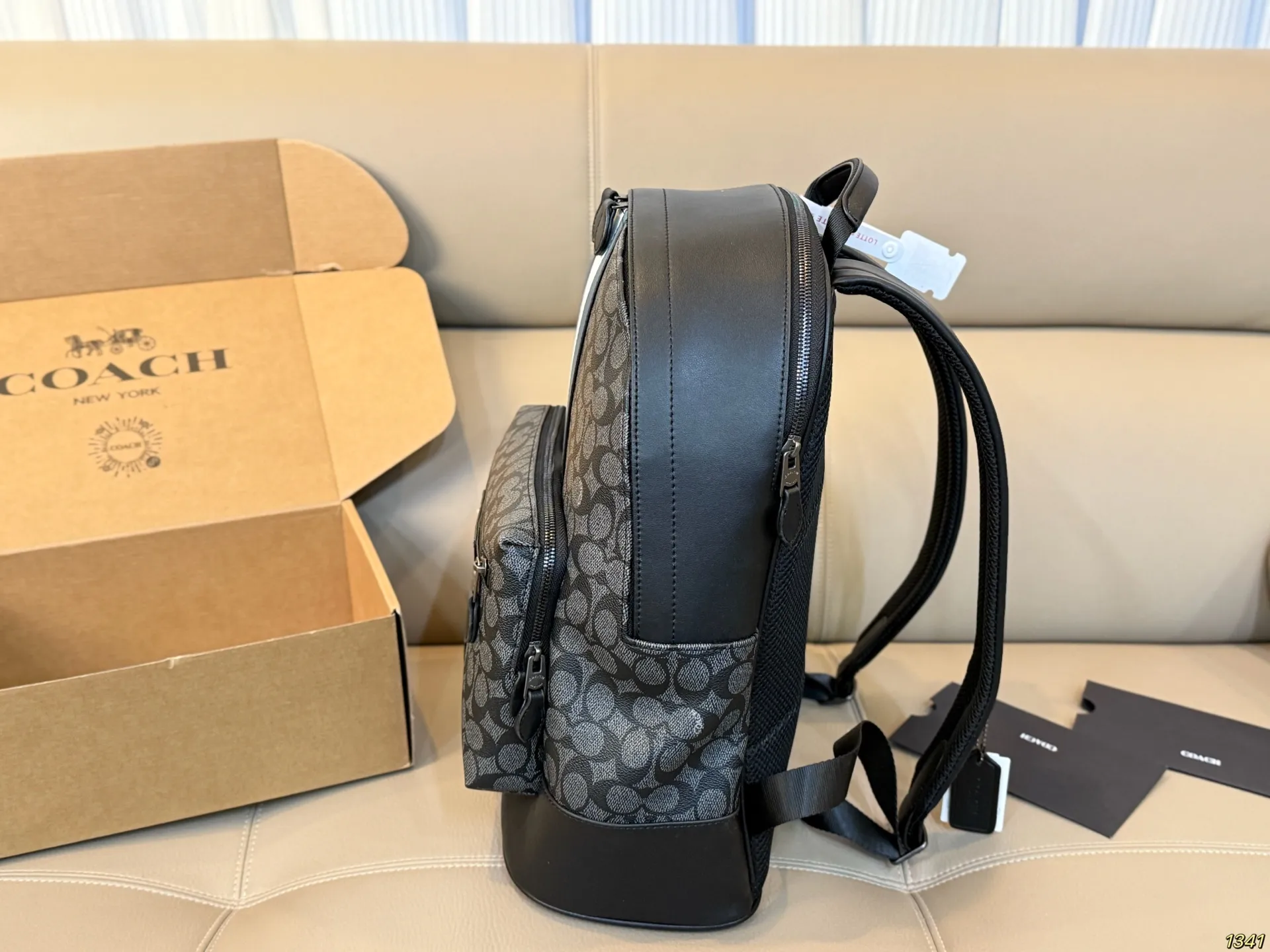 净版&yen;190蓝条&yen;200 蔻驰coach双肩包 经典中透露着时尚 有它旅游又安排起来啦！ 尺寸32 38