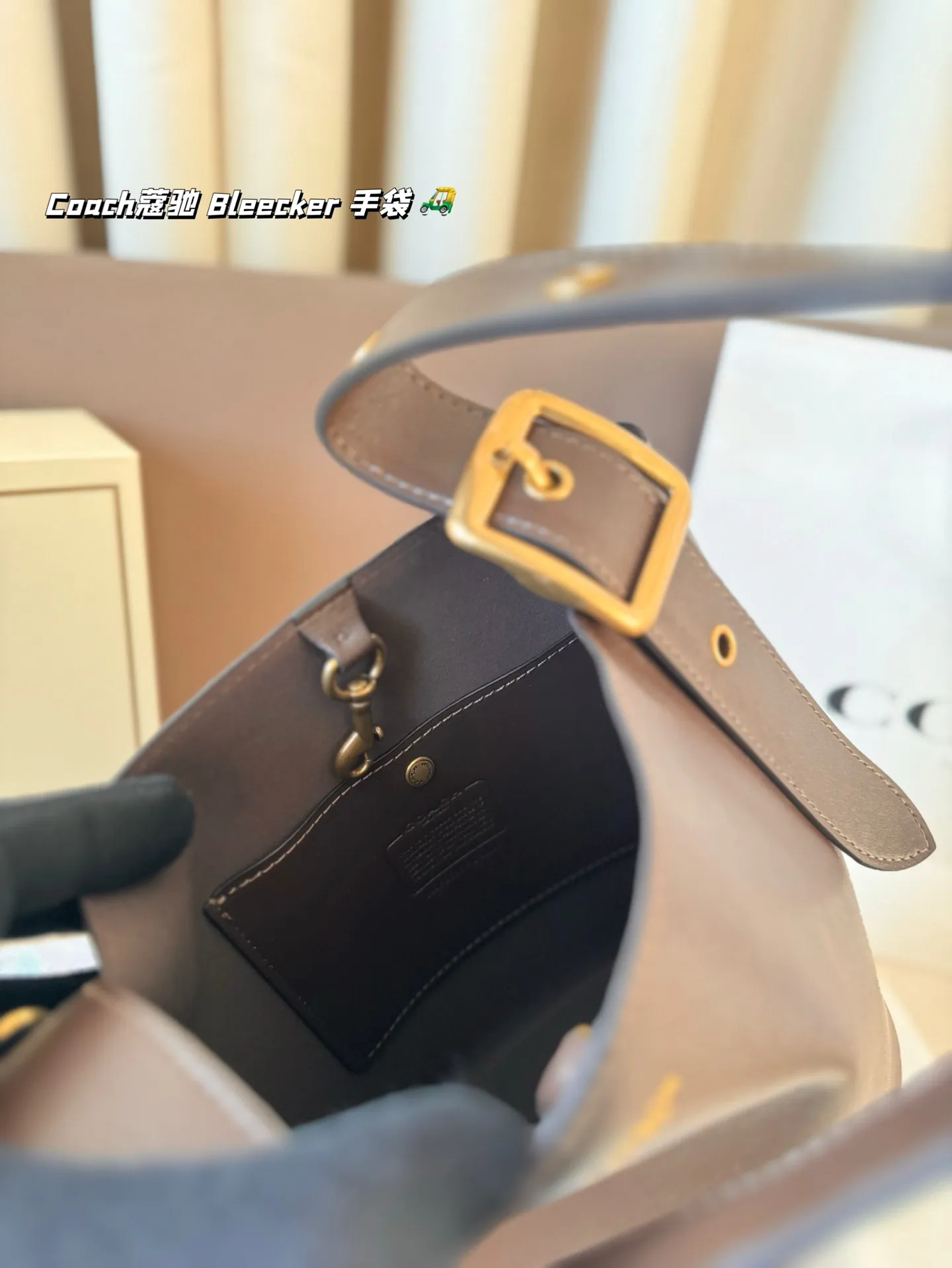 P155 Coach蔻驰| Bleecker 手袋 背上 Coach Bleecker手袋超柔软鞣制皮革质感满满简约百搭还什么都能装下 上班通勤也要处处保持时髦愈 尺寸 20*22