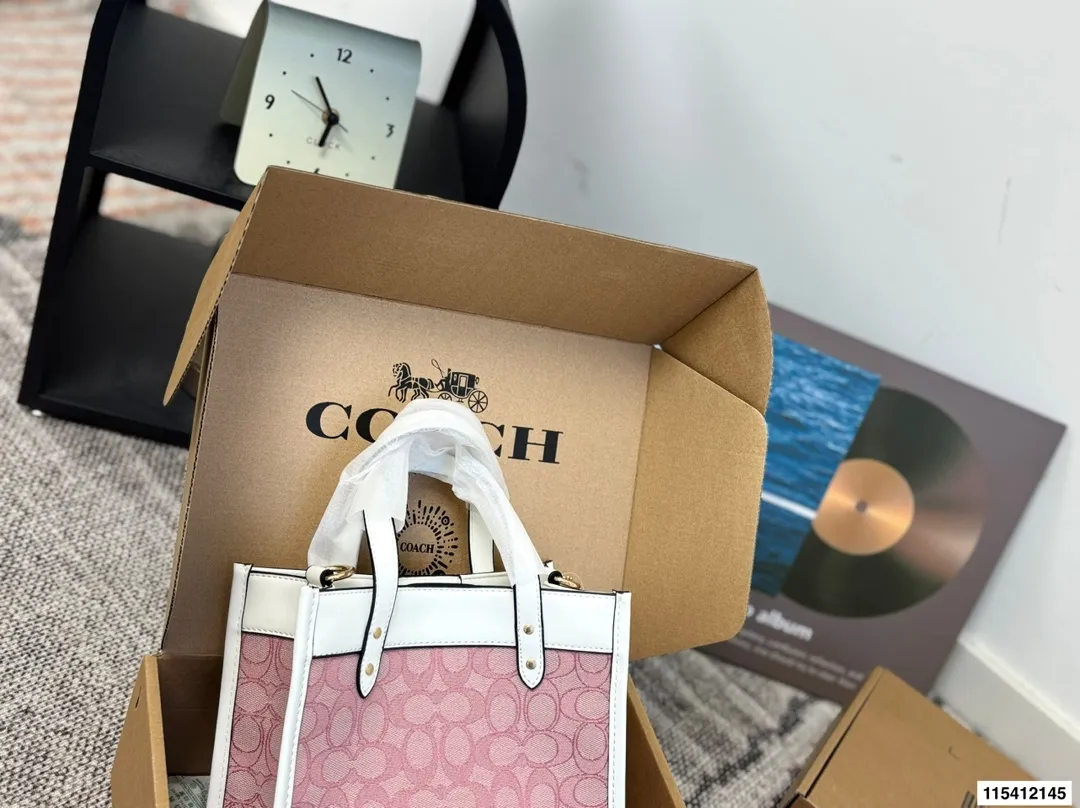 P135 配盒子 蔻驰托特包.手提单肩斜挎包.不管是自用还是送人都很棒！进口五金件.实用大气！简单大方.超大容量，满足你一切需要！！可轻松放置随身必备品！超级赞.这款包给我第一感觉就是太实用.手感特别好.抓紧入.颜值于适用集一身.真的好看实用.都留个！尺寸: 22.21