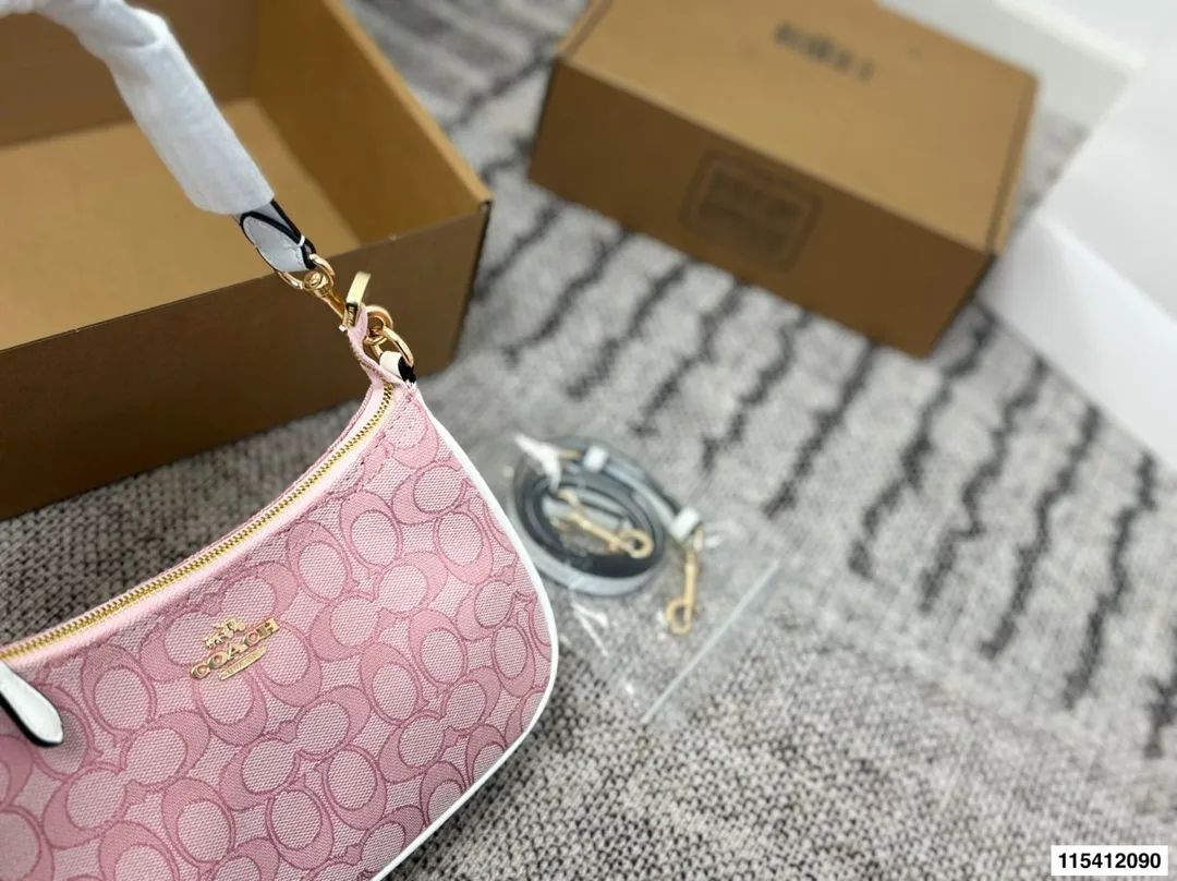 p120 礼盒包装🎁 COACH蔻驰 奥莱24新KLEO月牙豌豆单肩腋下包Coach🍉新款 蔻驰原单麻将包 ykk原单五金搭配精致面料 做工完美百搭神器 尺寸：24.13