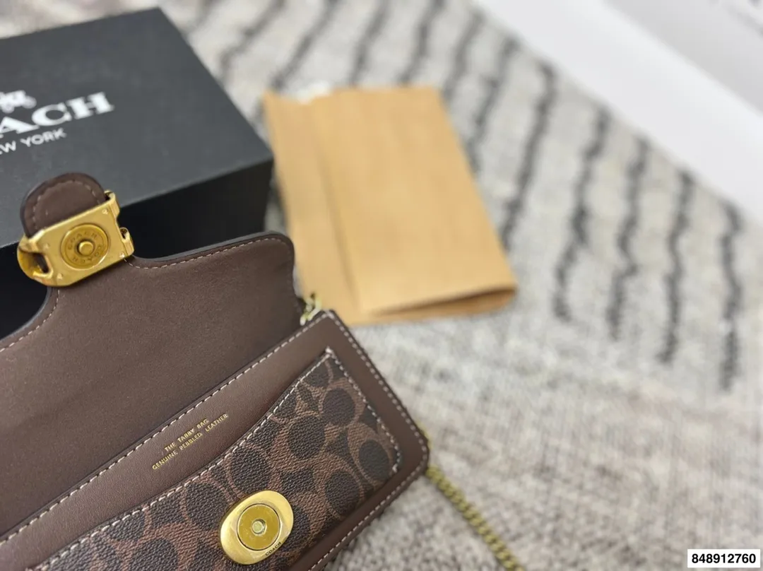 p190配礼盒🎁 coach.蔻驰酒神包新款𝘾𝙤𝙖𝙘𝙝-𝙏𝙖𝙗𝙗𝙮 这次的颜色搭配简直了 神仙配色！颜值又高又百搭 手提斜挎多用 蔻驰酒神！可爱又能装！手提斜挎都好看！尺寸：20*6*11cm