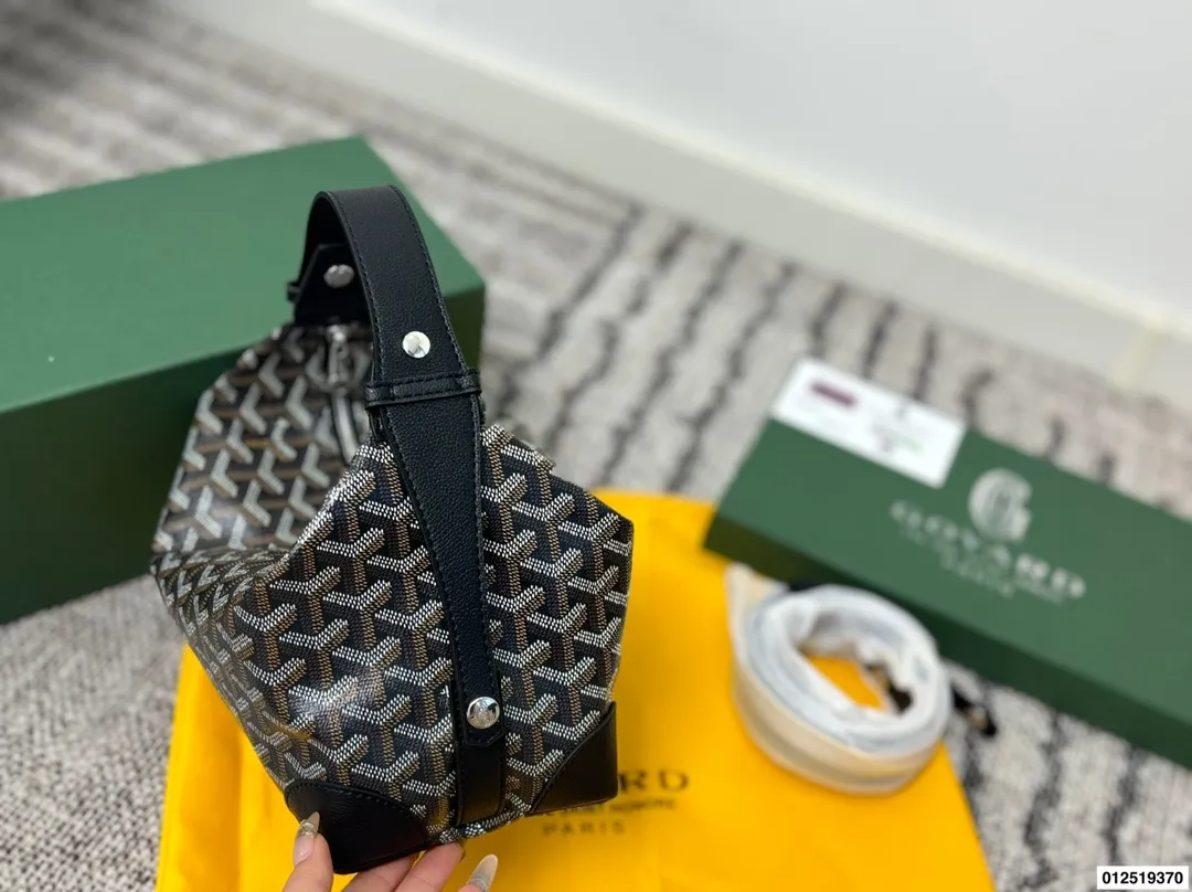 P150 配礼盒 Goyard NBA球星最爱的手拿包！洗漱包 #goyard 戈雅狗牙包 原单品质 不是定型的有多种使用方式 尺寸23 13 货号555698
