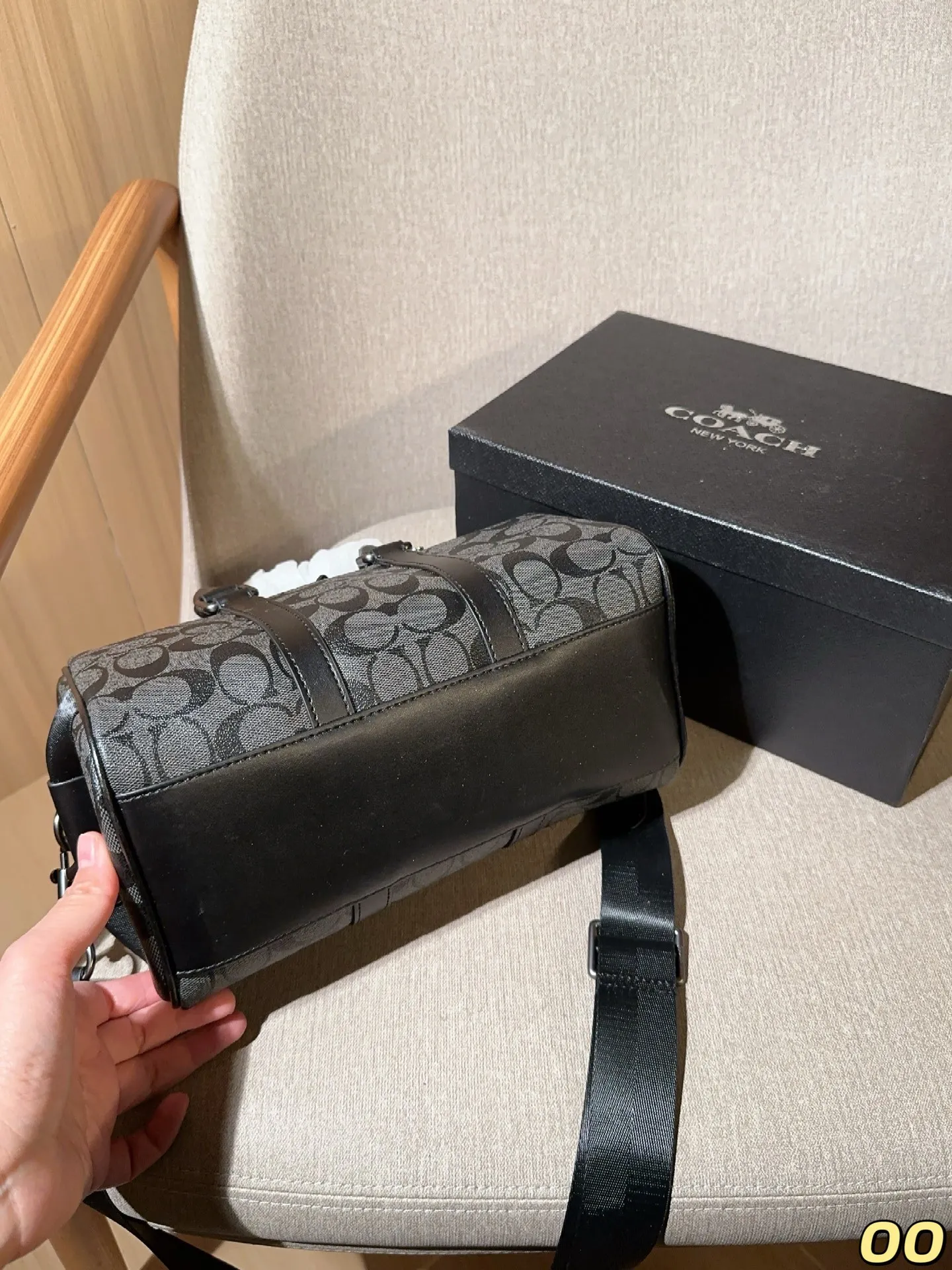 💰165 COACH 蔻驰 Gotham24 系列 手提斜挎包 Duffle波士顿圆桶包 单肩斜挎包 经典Logo搭配原厂工艺材质 采用精湛镶嵌细工，实物拍摄 尺寸28&times;19&times;15 礼盒包装🎁