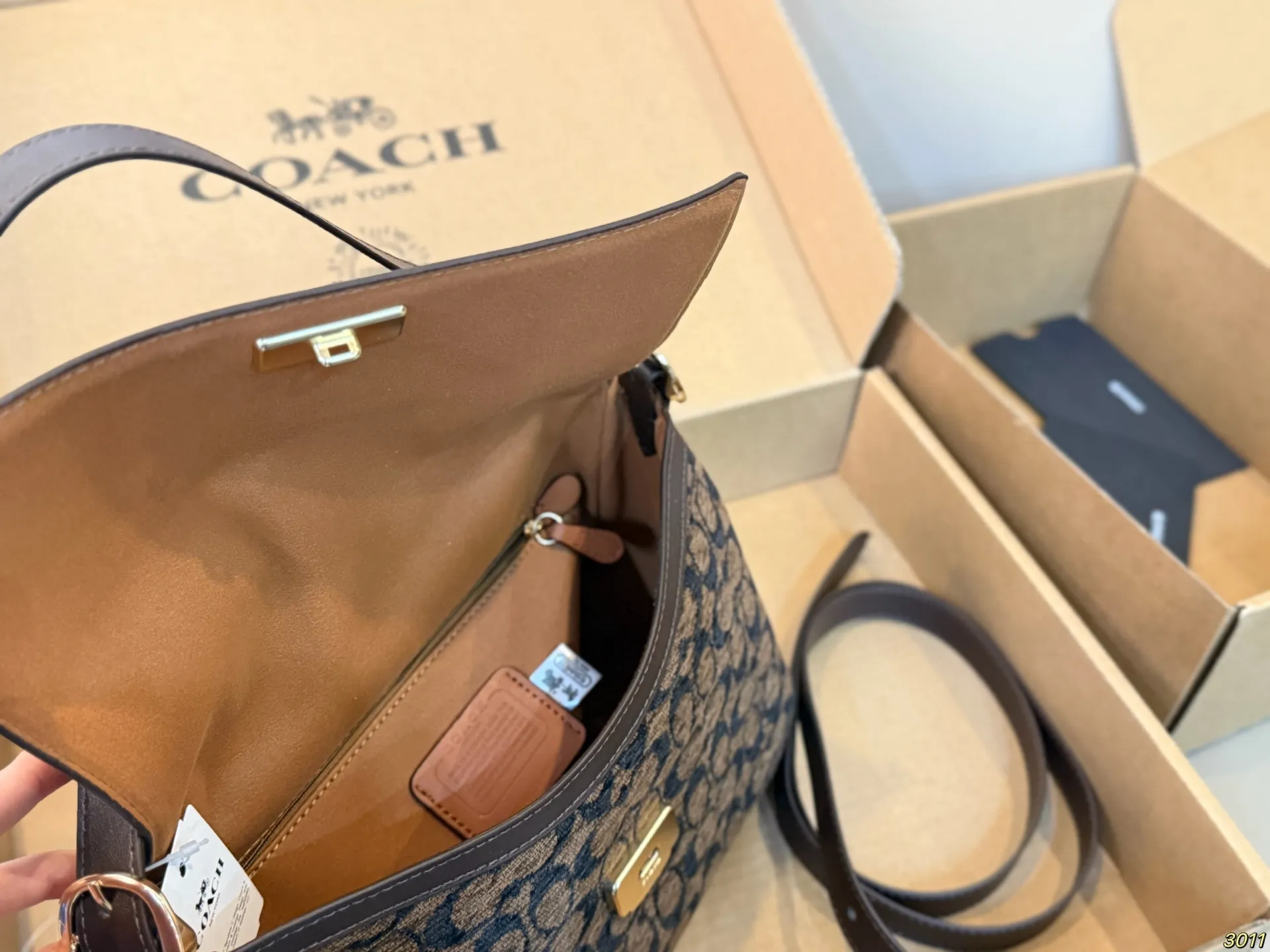 ¥165/¥155飞机盒 Coach 蔻驰 Etta雪尼尔翻盖包 采用柔软雪尼尔材质,触感细腻,秋冬氛围感满满十。经典老花图案,棕色底+黑色C印花,复古又时髦。暗扣翻盖+织物村里,肩带可调节,单肩或斜挎都OK!轻盈自重,通勤日常都超适合,复古风+实用性,秋冬穿搭必备,尺寸28 20/25 13