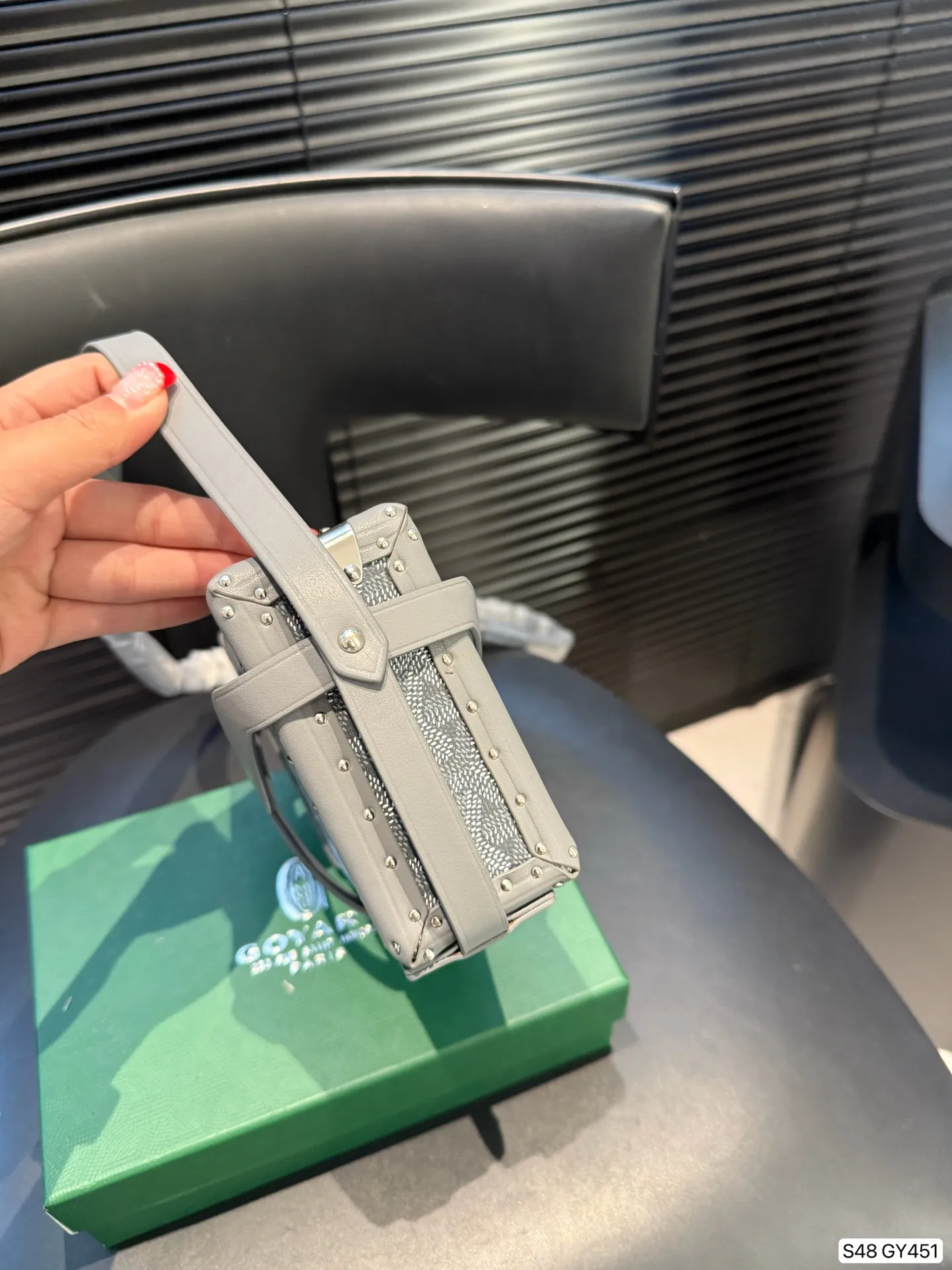 P290 戈雅配盒子极致奢华Goyard银色Mina 硬箱 时尚冷色调 限定银色款 可以斜挎的小硬箱 打造您的时尚搭配 日常出街吸引人的斜挎硬箱包 专属工匠的制作完成签名 日期。 Mina极致奢华硬箱 传承经典硬箱工艺 特别金属银色，特别彩绘3Y字母 出街造型一把手 打造时尚look 精致小巧 男女都可 尺寸16.5 11 货号GY451