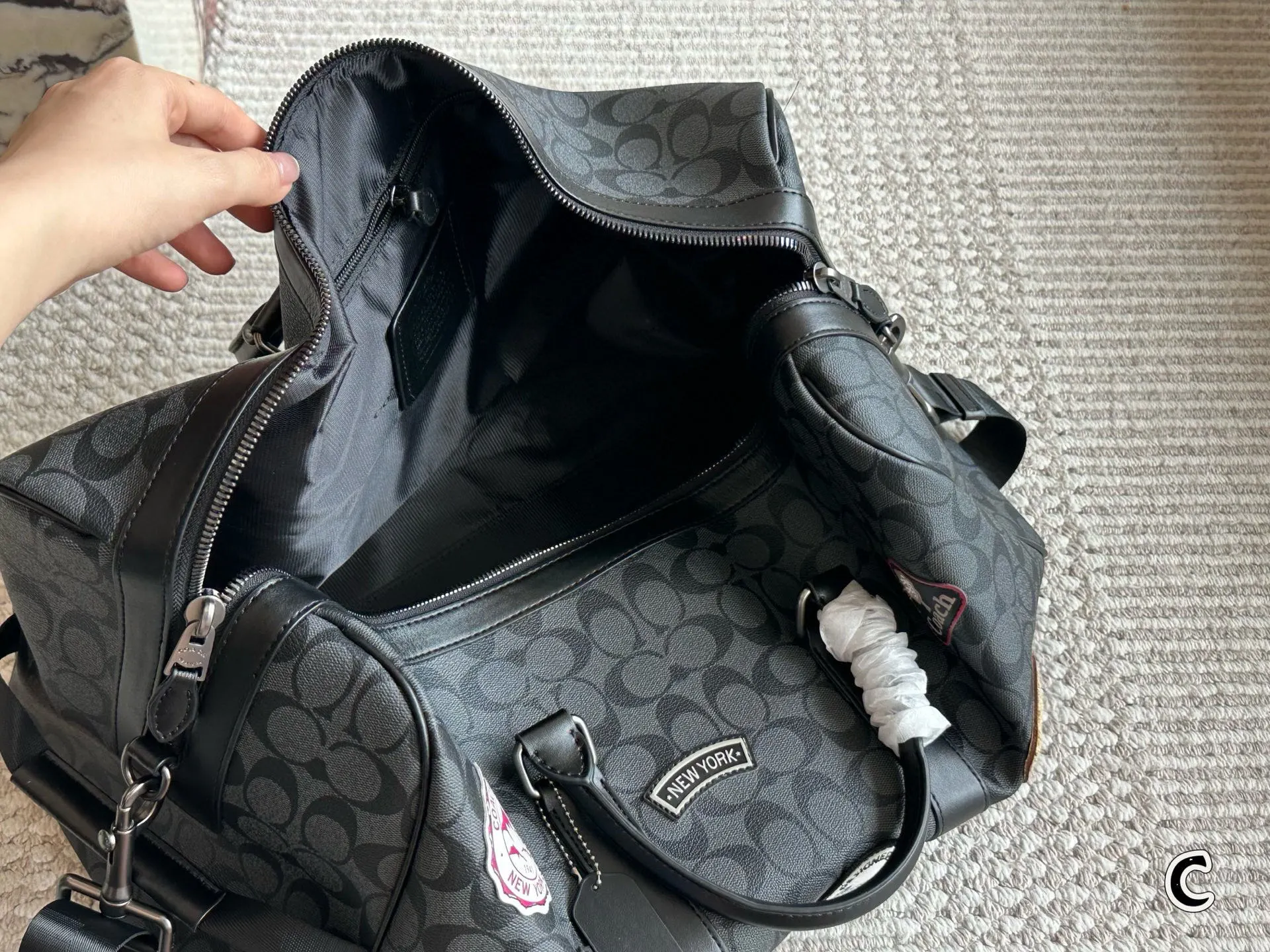 p180 男士必备COACH蔻驰旅行包 COACH蔻驰旅行包，通体采用PVC帆布涂层的材质,这种材质非常的耐磨、耐用，并且非常耐脏，非常适合我们用于健身或者短途的出差的使用，不但可以让自己的造型加分，功能性也很好同时还配备了长肩带，手拎、斜挎、单肩都是可以的，满足我们不同的一个着装 需求。#coach包包 45厘米