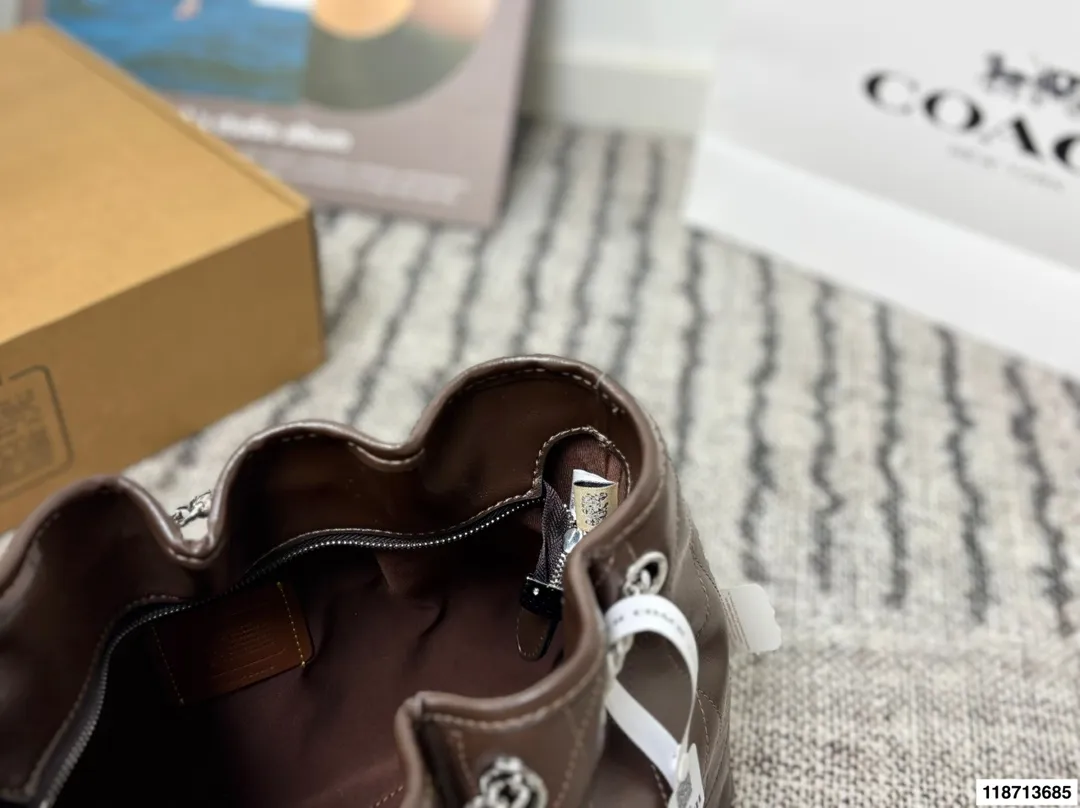 p185配礼盒 蔻驰Coach新款腋下包 流浪包麂皮质感太好啦 颜色搭配很有复古的感觉 高级又不失优雅 超有氛围感 通勤 休闲 约会通通可搭 尺寸34.26