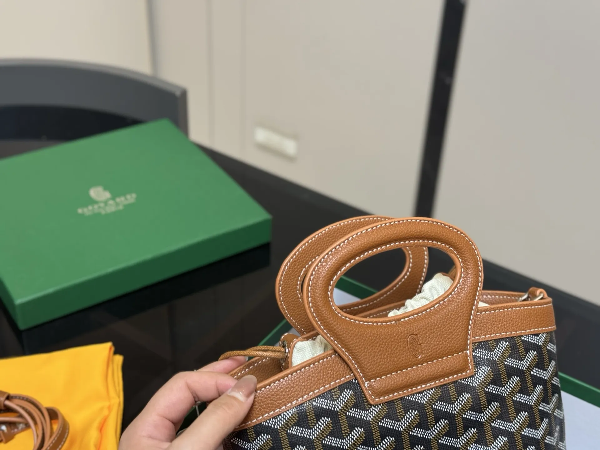 &yen;170 配盒 Goyard戈雅 mini菜篮子 beluga 新款Mini beluga 圆环小水桶小菜篮子 半个手机的自重 超Q的外貌 不可小觑的容量 完美～ 尺寸:23.18cm