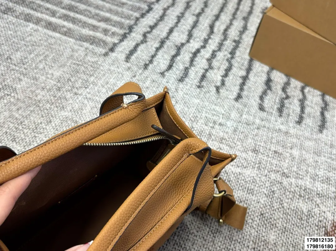 p135 p130配礼盒 size:26.19/20.14 COACH 蔻驰 Cargo tote 单宁牛仔托特包 千呼万唤的牛仔系列终于来噜~ 对牛仔真的毫无抵抗力 自己搭配小挂件会更