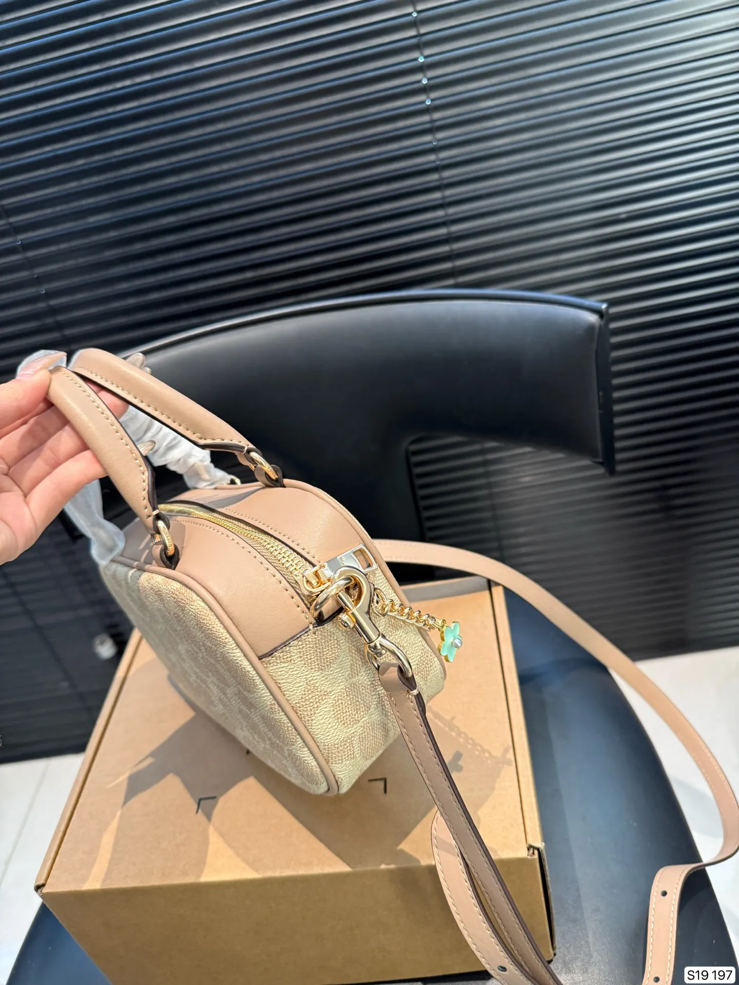 P145 配飞机盒 蔻驰 COACH 相机 复古优雅 满满的高级感 大小适中 容量感人 休闲正装皆可轻松驾驭 尺寸20 12 货号197