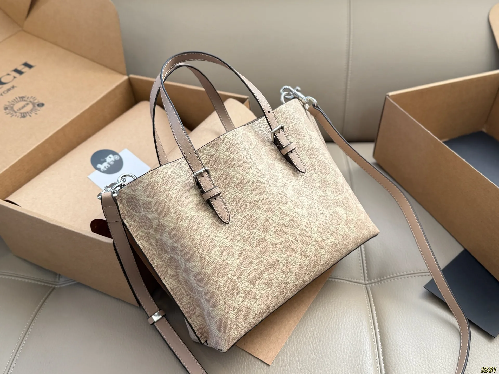 &yen;170飞机盒 Coach 蔻驰托特包购物袋🛍️ 沈梦辰小姐姐身上背的今年 coach的新款 复古设计 简洁大方 特别有质感 官网预售中 随性好背 爱了爱了～ 尺寸25 20