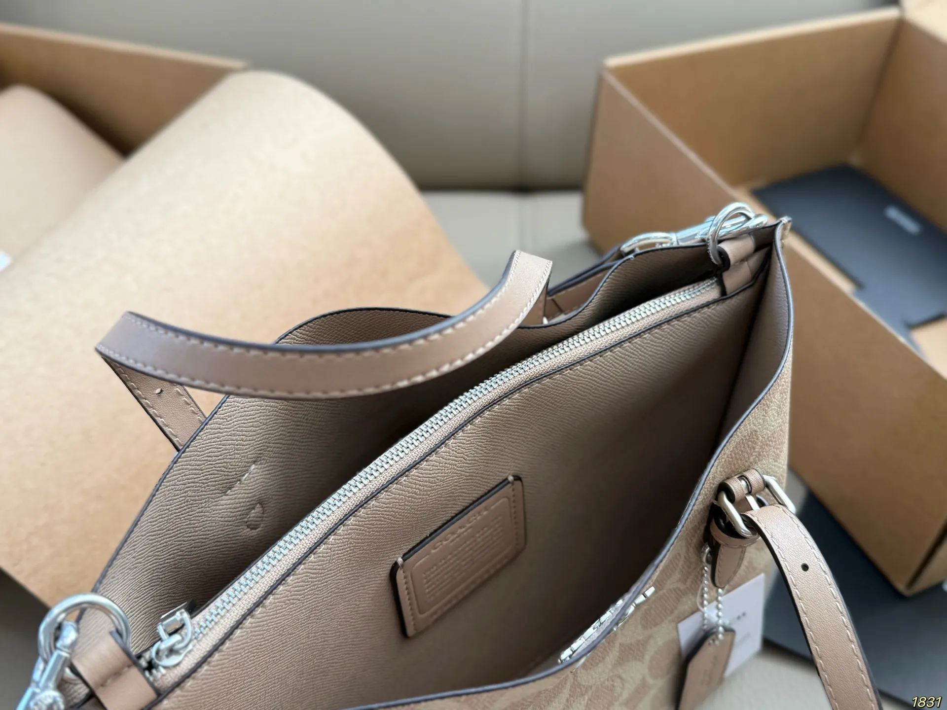 &yen;170飞机盒 Coach 蔻驰托特包购物袋🛍️ 沈梦辰小姐姐身上背的今年 coach的新款 复古设计 简洁大方 特别有质感 官网预售中 随性好背 爱了爱了～ 尺寸25 20